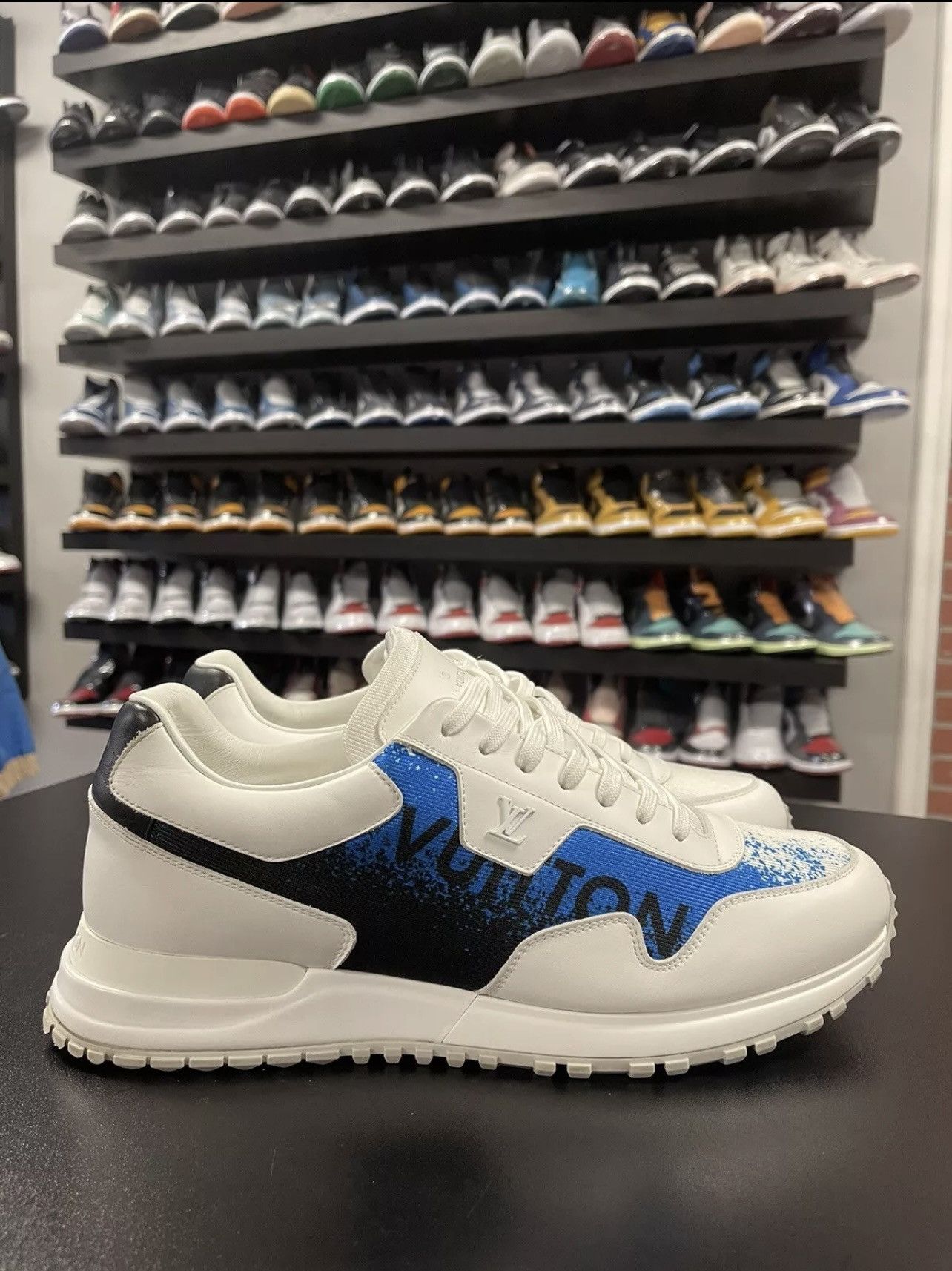 Louis Vuitton Size 10US/9LV - Louis Vuitton Run Away Sneaker White/Blue Size US 10 / EU 43 - 3 Thumbnail