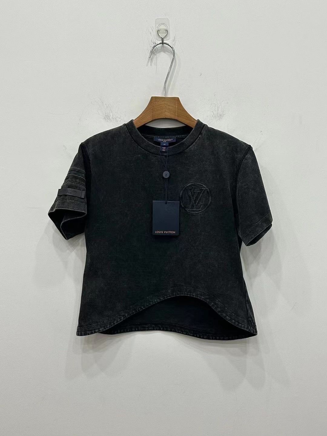 Louis Vuitton Louis Vuitton Washed Vintage Curved Hem Short Sleeve Size US XS / EU 42 / 0 - 1 Thumbnail