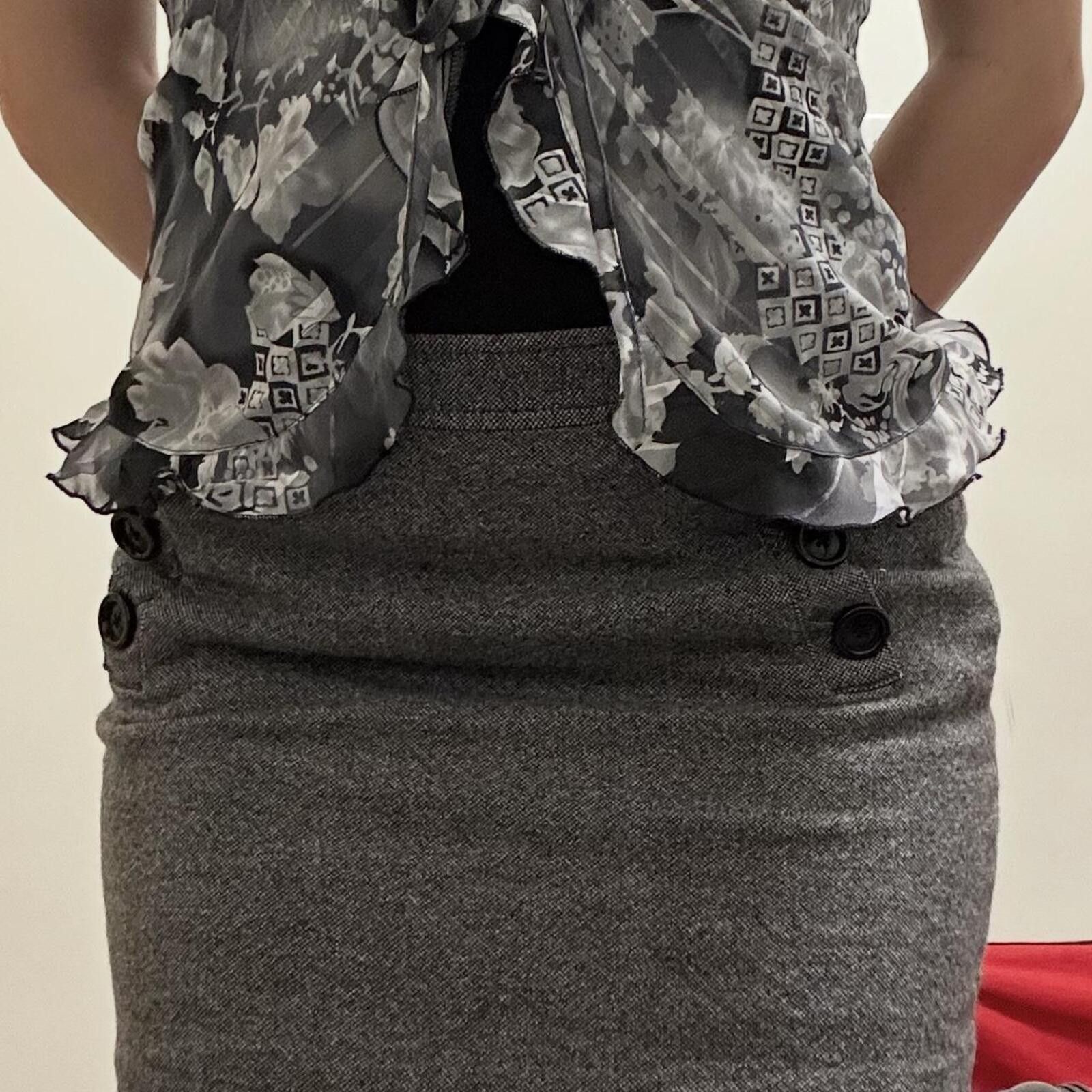 Banana Republic Banana Republic Women's Black and Grey Skirt Size 30" / US 8 / IT 44 - 2 Thumbnail