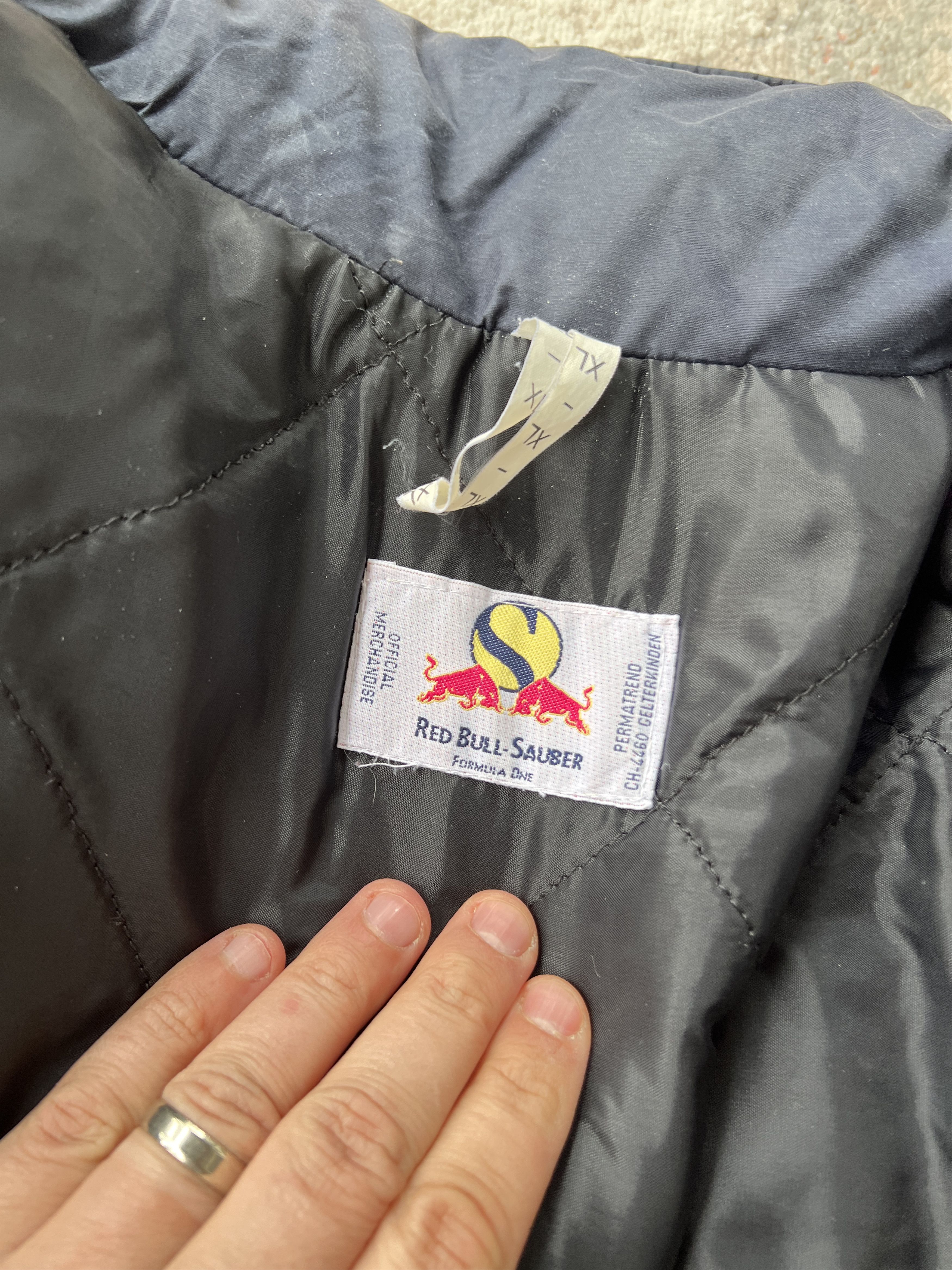 Formula 1 Red Bull Sauber Formula One With Signature Vintage Jacket Size US XL / EU 56 / 4 - 8 Thumbnail