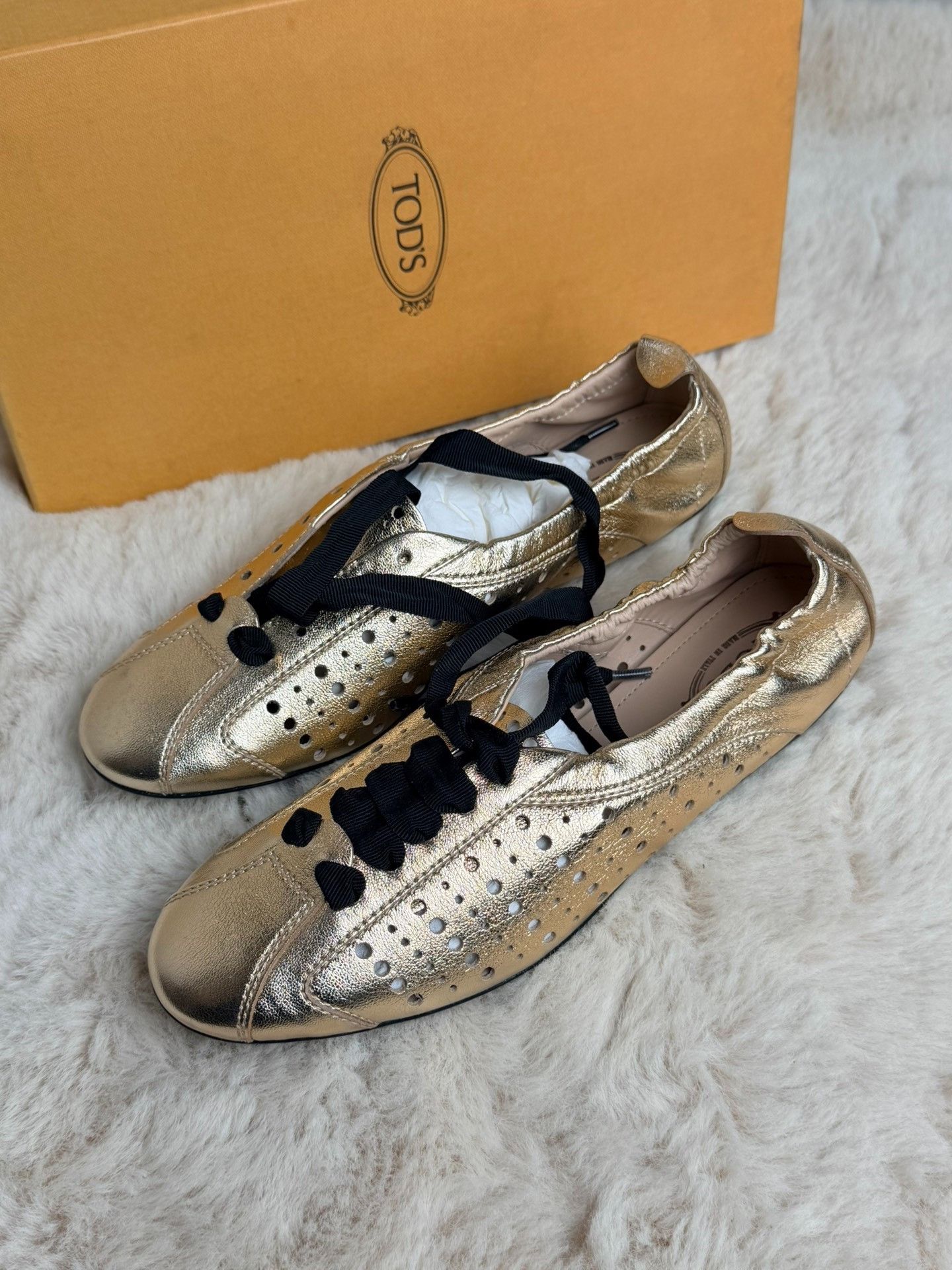 Tod's Tod's Gold Lowtop Sneakers us_7 Women Size US 7 / IT 37 - 1 Thumbnail