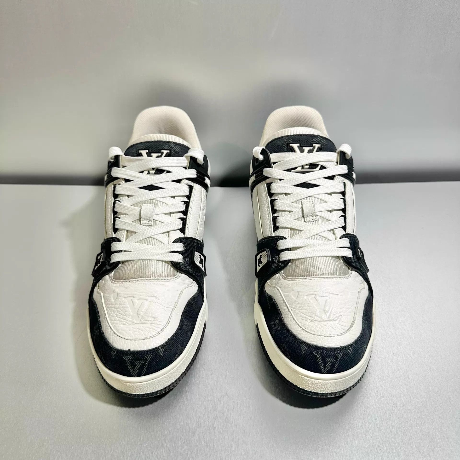 Louis Vuitton Louis Vuitton Trainer B&W Denim 8/42 Worn once Size US 9 / EU 42 - 2 Thumbnail
