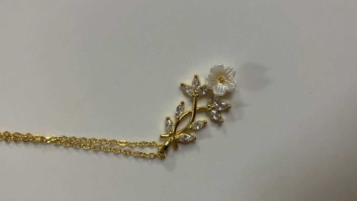 Handmade Gold White Diamond Rhinestone Flower Charming Necklace Size ONE SIZE - 4 Thumbnail