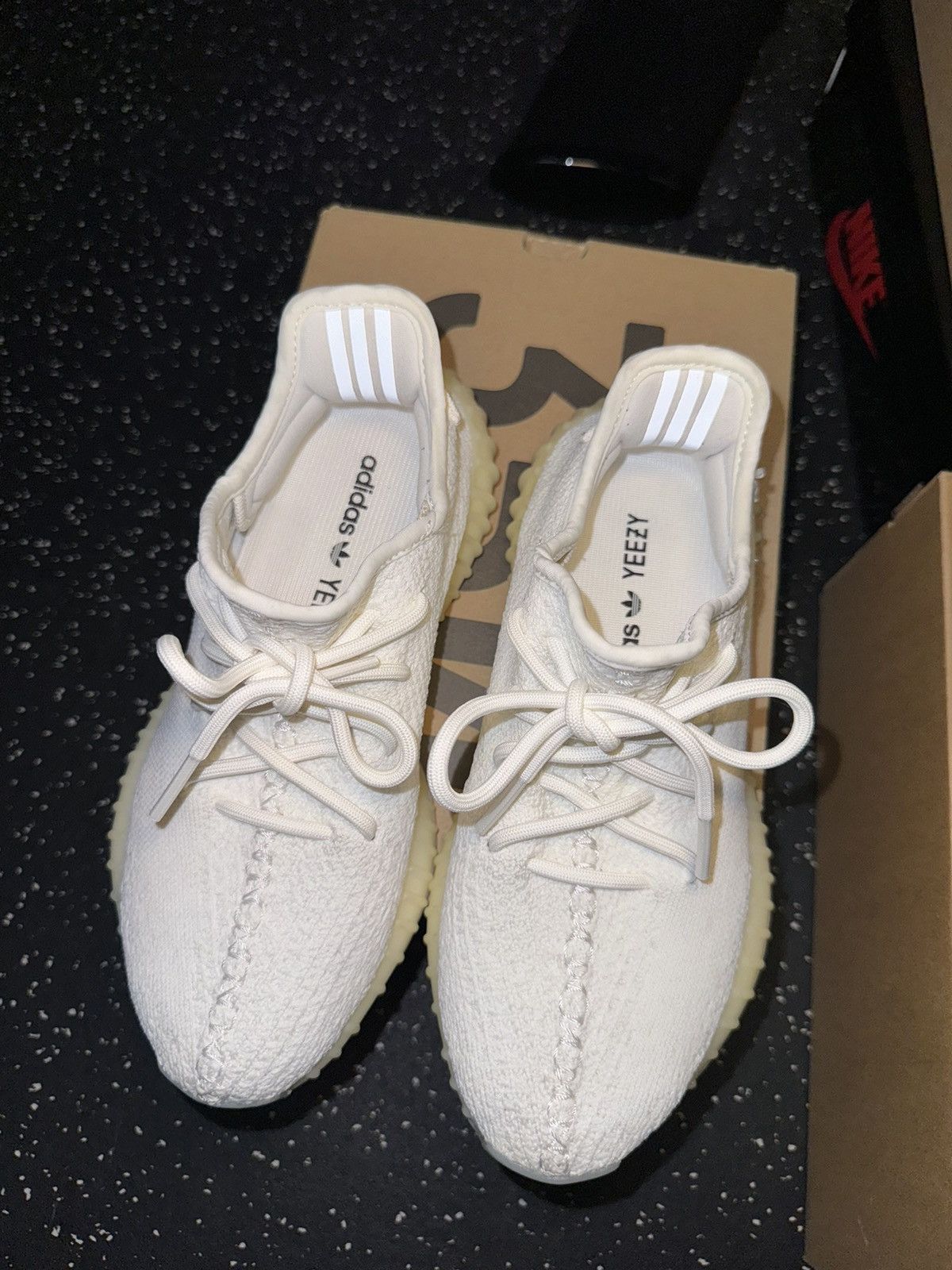 Adidas × Yeezy adidas Yeezy Boost 350 V2 in cream sz 6 Y Size US 6 / EU 39 - 3 Thumbnail