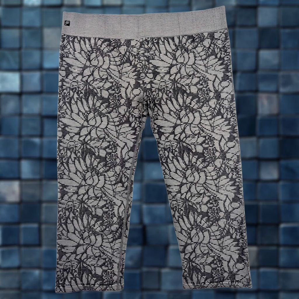 Fabletics Fabletics Gray Textured Cropped Legging Pants Women L Leggings Cropped Athletic 30x16 EUC Mens Women Girls Size 36" / US 14 / IT 50 - 1 Thumbnail