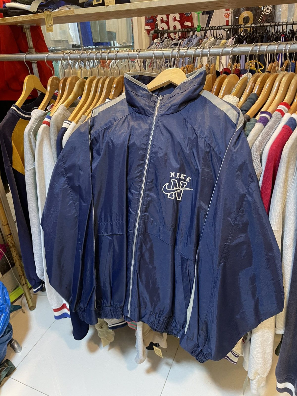 Nike Vintage Nike Big Logo Windbreaker Jacket Size US XL / EU 56 / 4 - 2 Thumbnail