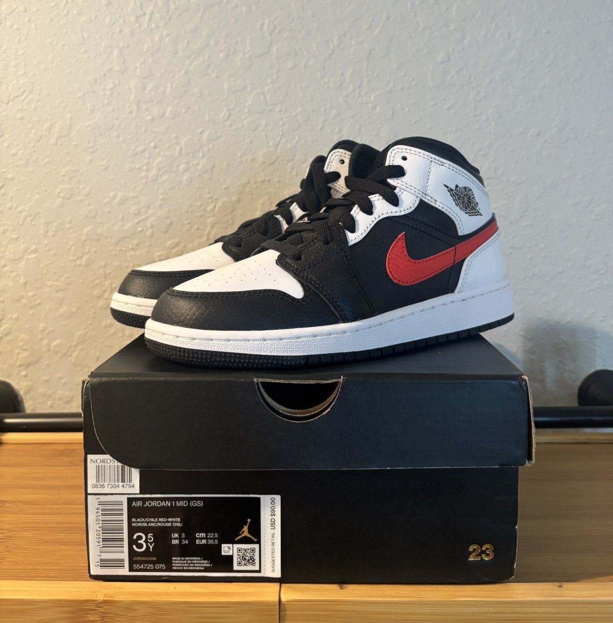 Jordan Brand Jordan 1 Mid White Black Chile Red (GS) US SIZE 3.5Y Size US 5.5 / IT 35.5 - 1 Thumbnail