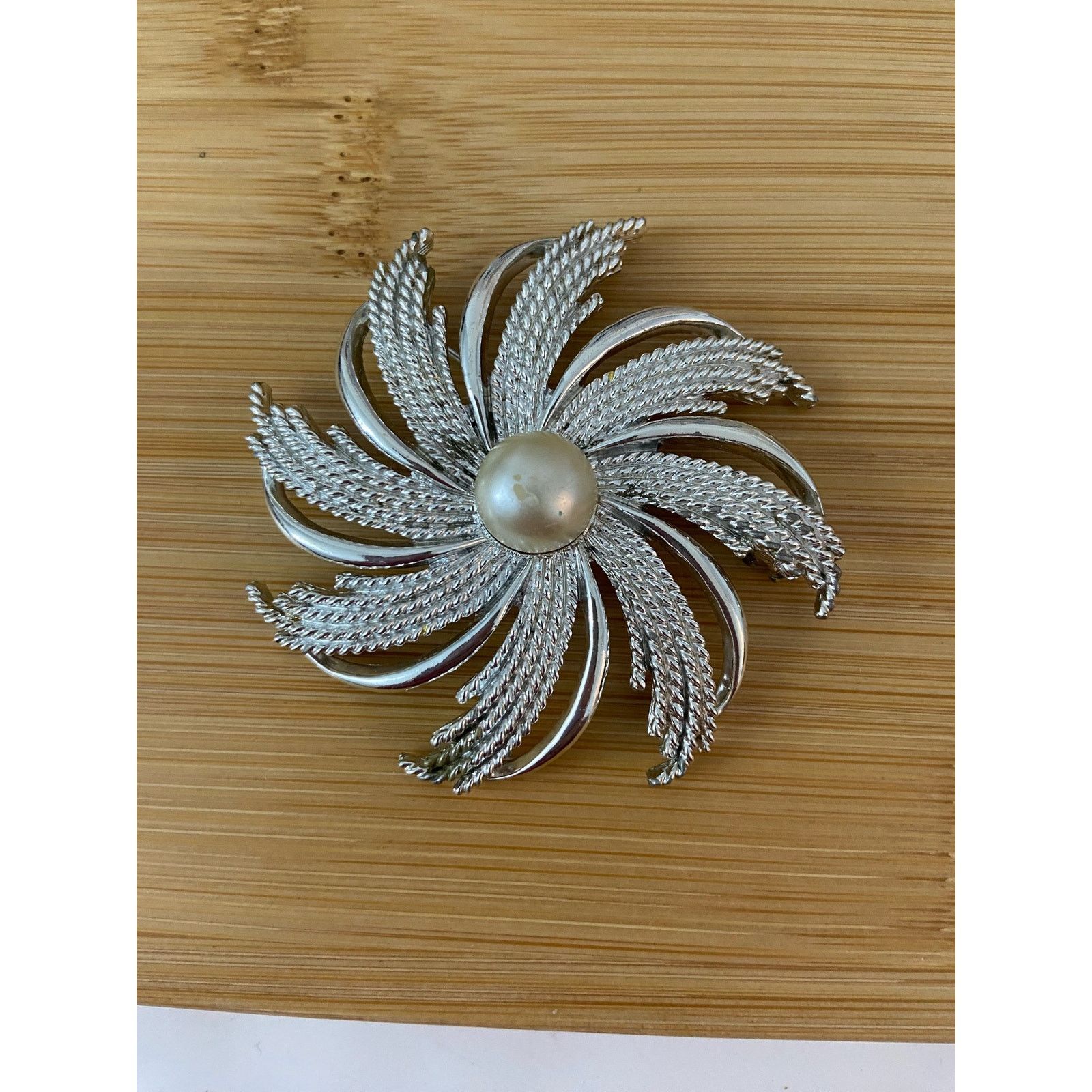 Vintage vintage brooch with faux pearl silver tone Size ONE SIZE - 5 Thumbnail