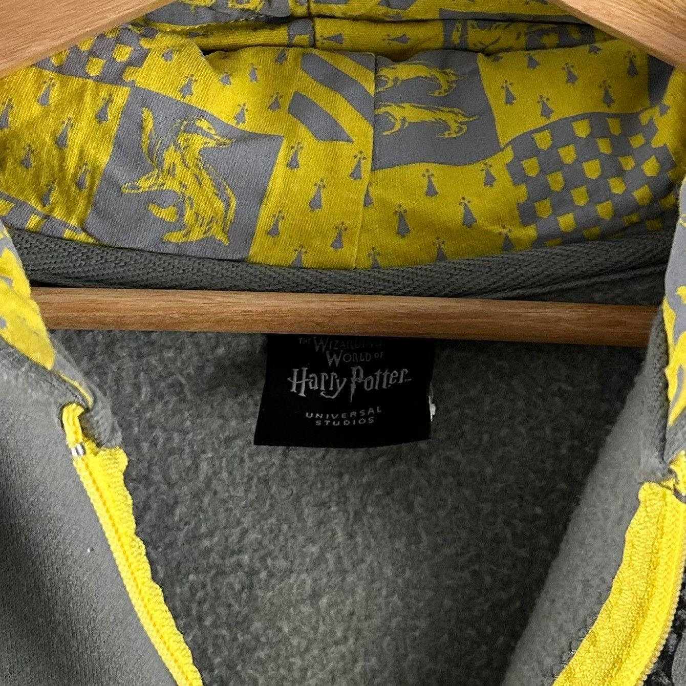 Universal Studios Harry Potter Hufflepuff Gray hoodie Size US M / EU 48-50 / 2 - 3 Thumbnail