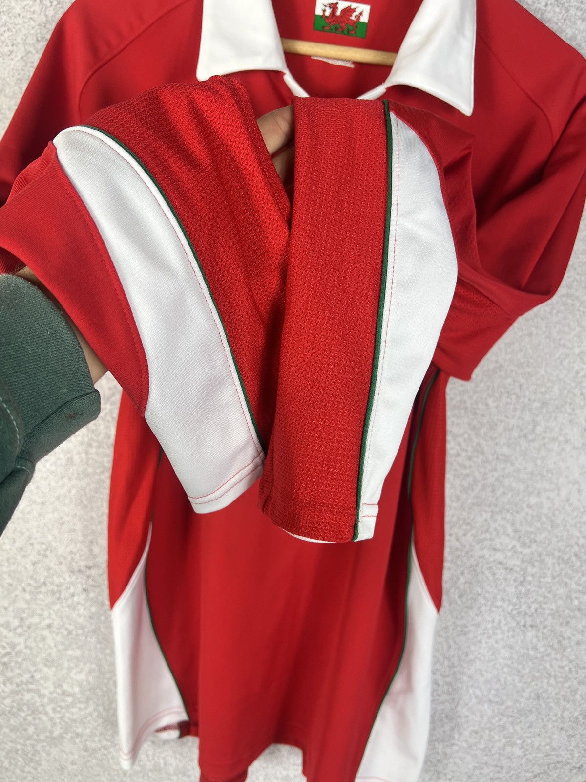 Under Armour Vintage WRU Wales Rugby Union 2008 2009 Longsleeve Jersey Size US L / EU 52-54 / 3 - 6 Thumbnail