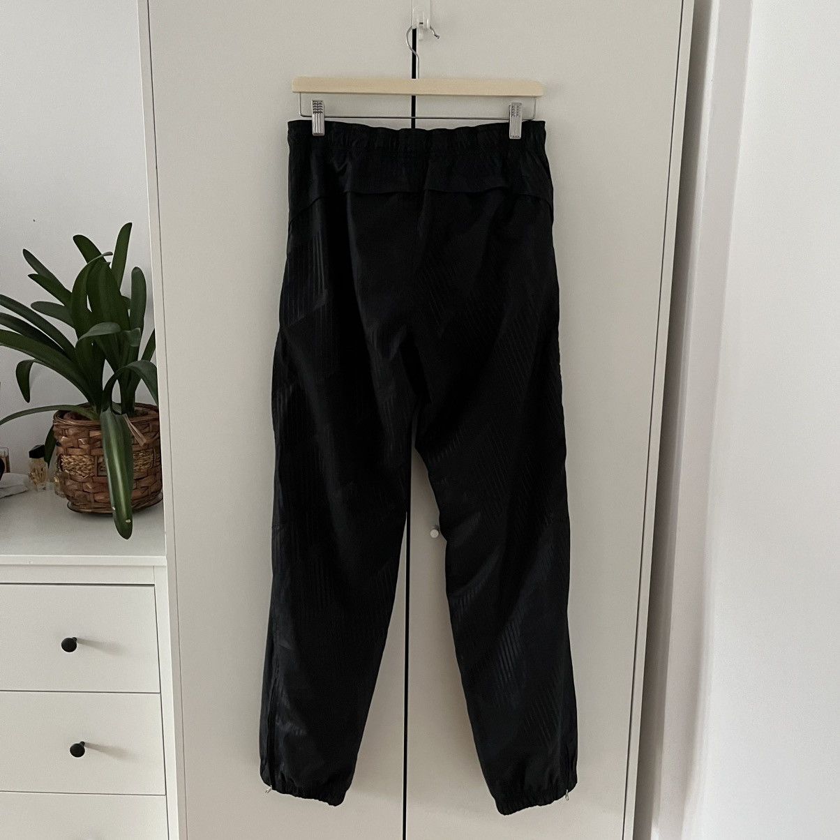 Nike Nike Swoosh Nylon Track Black Sweatpants Streetwear Baggy Size US 32 / EU 48 - 13 Thumbnail