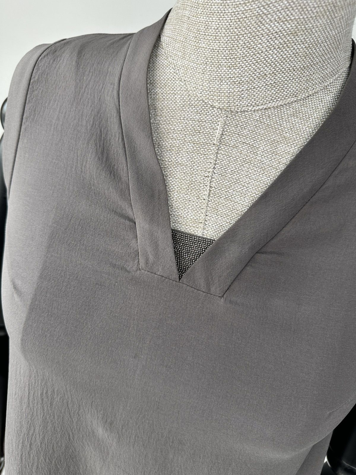 Brunello Cucinelli BRUNELLO CUCINELLI Silk Sleeveless Top V-Neck Blouse size XS Size XS / US 0-2 / IT 36-38 - 10 Thumbnail