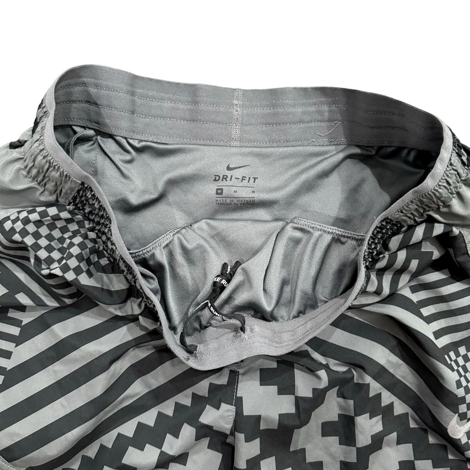 Nike Nike Dri-Fit Running Geometric Shorts in Black, Size M Size 30" / US 8 / IT 44 - 2 Thumbnail