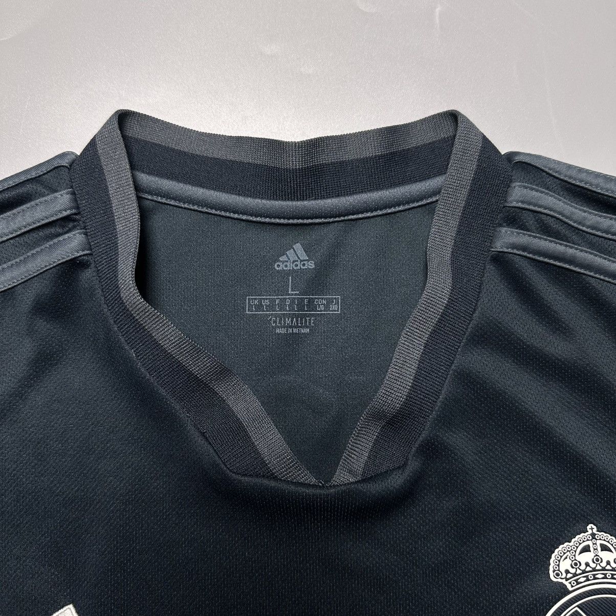 Vintage REAL MADRID ADIDAS 2018/2019 FOOTBALL AWAY JERSEY #9 BENZEMA Size US L / EU 52-54 / 3 - 5 Thumbnail