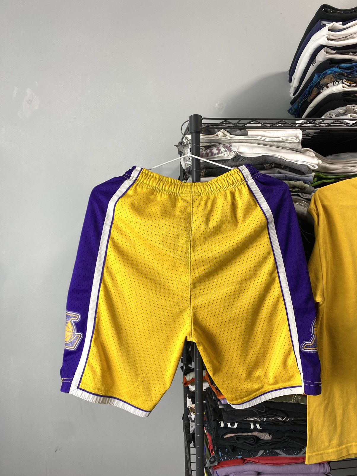 Adidas Vintage Bryant Adidas Lakers NBA Shorts T Shirt Jersey Size US S / EU 44-46 / 1 - 13 Thumbnail