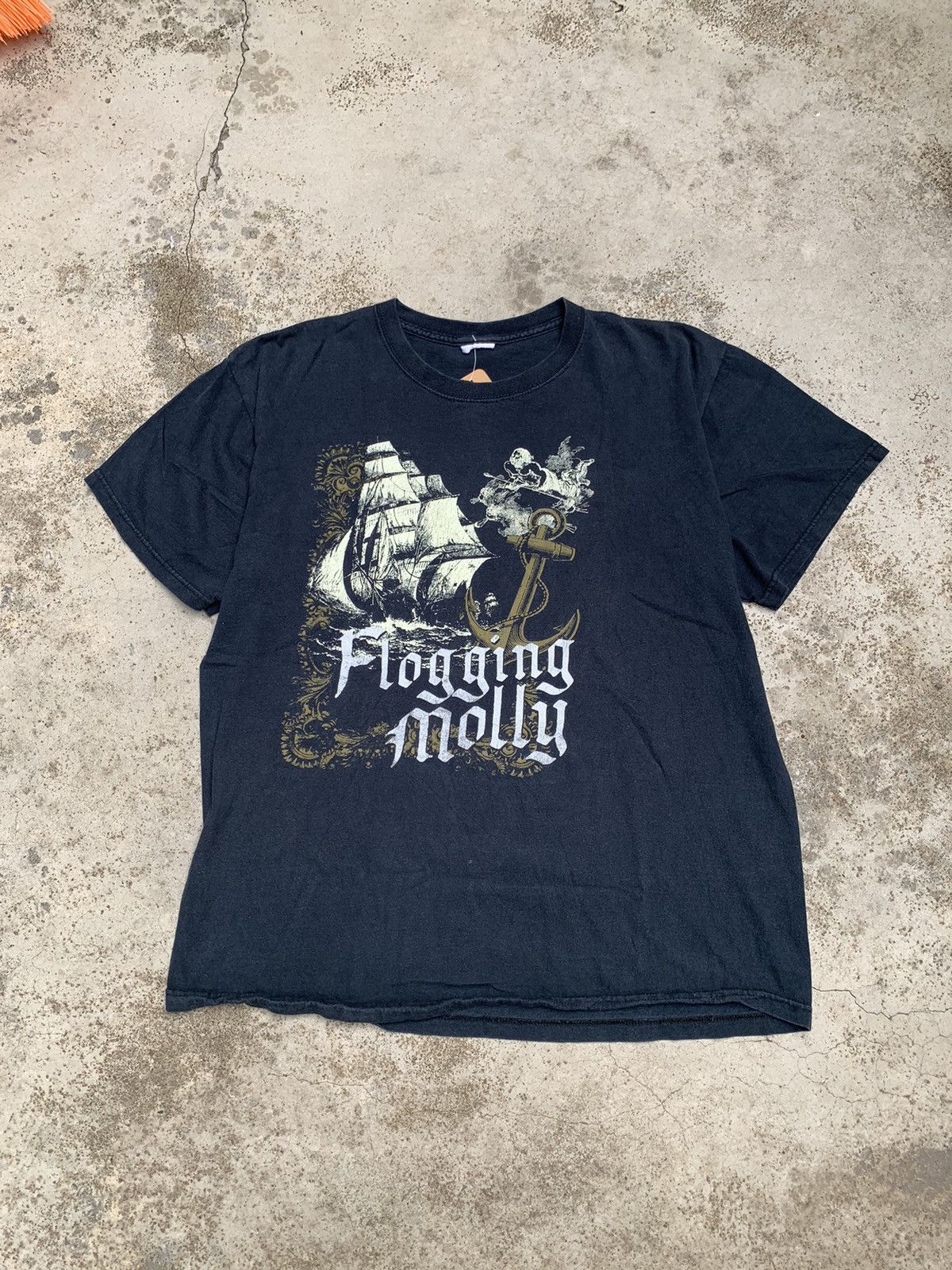 Band Tees Steals! Flogging Molly Punk Rock Band Tee Size US XL / EU 56 / 4 - 2 Thumbnail