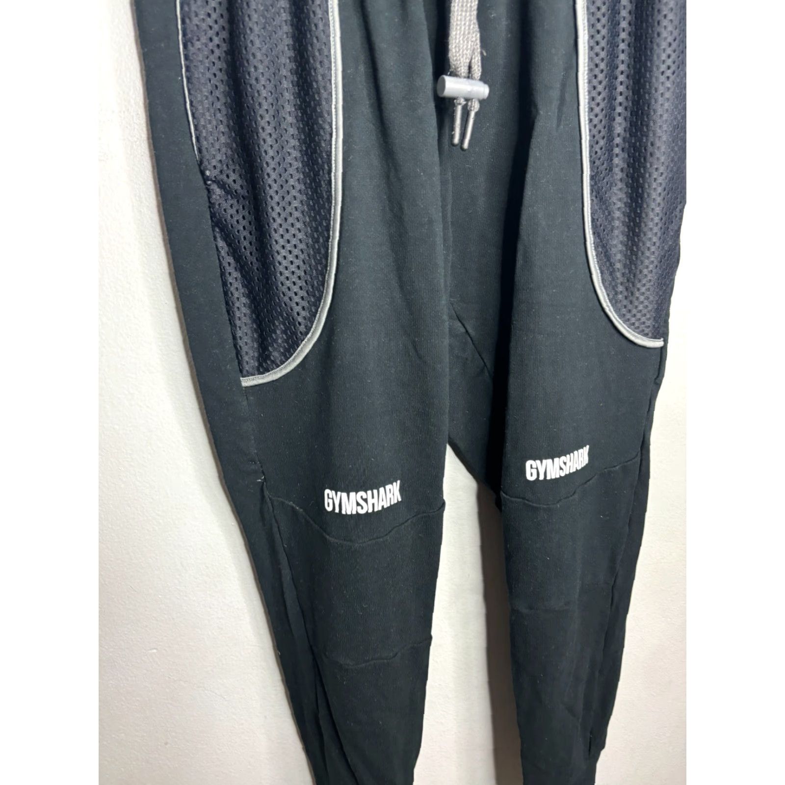 Gymshark Gymshark Women's Sweat Pants Jogger Black S Size Small Tailored athletic Logo Pockets Inseam 20" 8/10 Condition Size 28" / US 6 / IT 42 - 2 Thumbnail