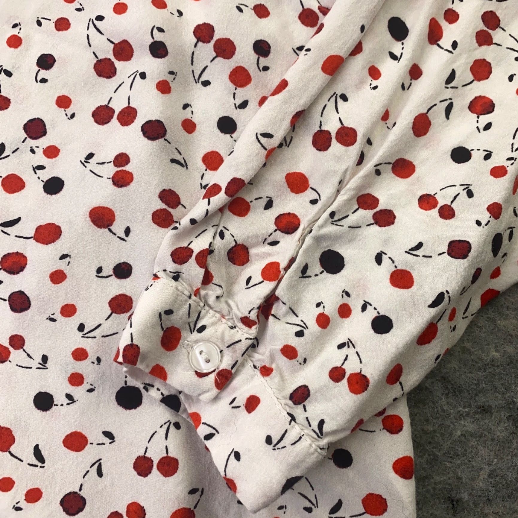 Velvet Velvet Heart Shirt Womens Medium White Cherry Print Tie Neckline Button-Up Long Sleeve Casual Party/Cocktail Travel 90s? Size M / US 6-8 / IT 42-44 - 5 Thumbnail