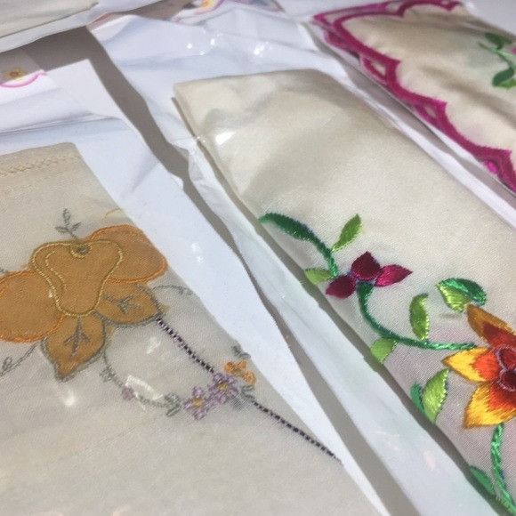 Vintage Vintage lot of six handkerchief, napkins & Scarves Size ONE SIZE - 4 Thumbnail