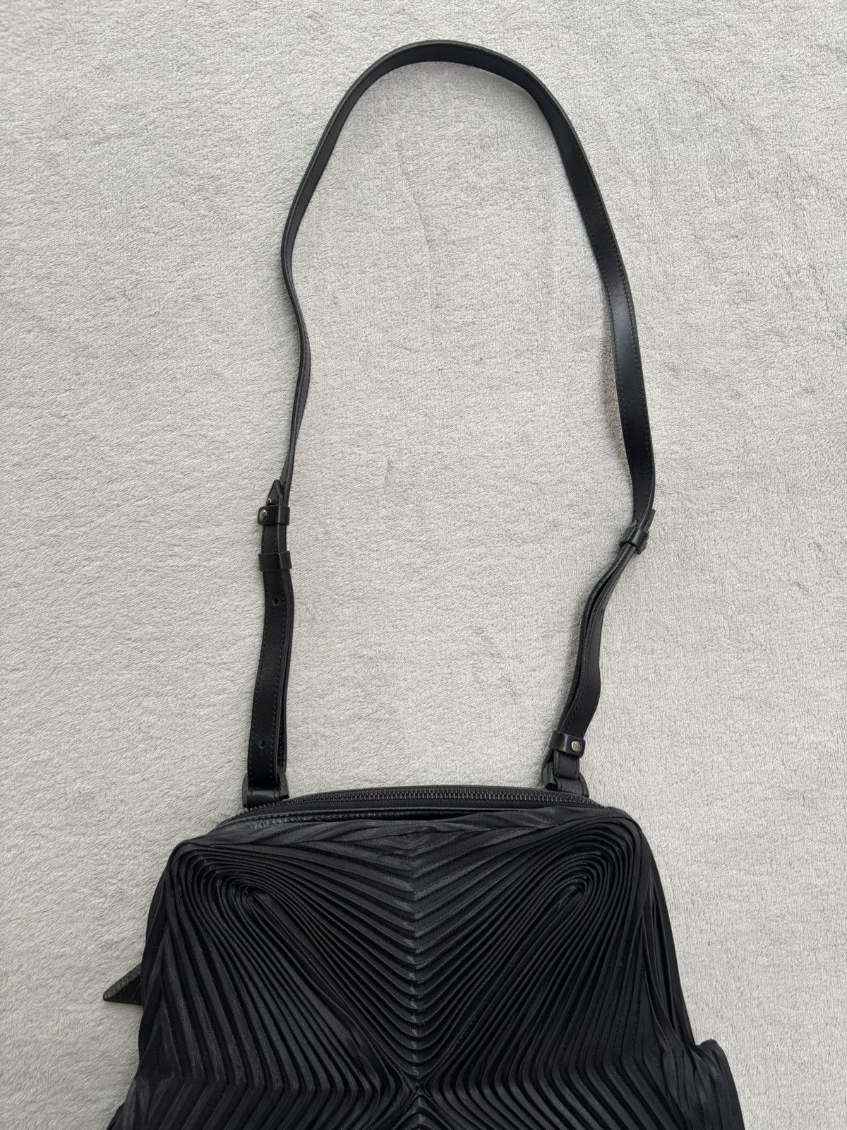Issey Miyake Issey Miyake Meteorite Sling Bag Size ONE SIZE - 4 Thumbnail