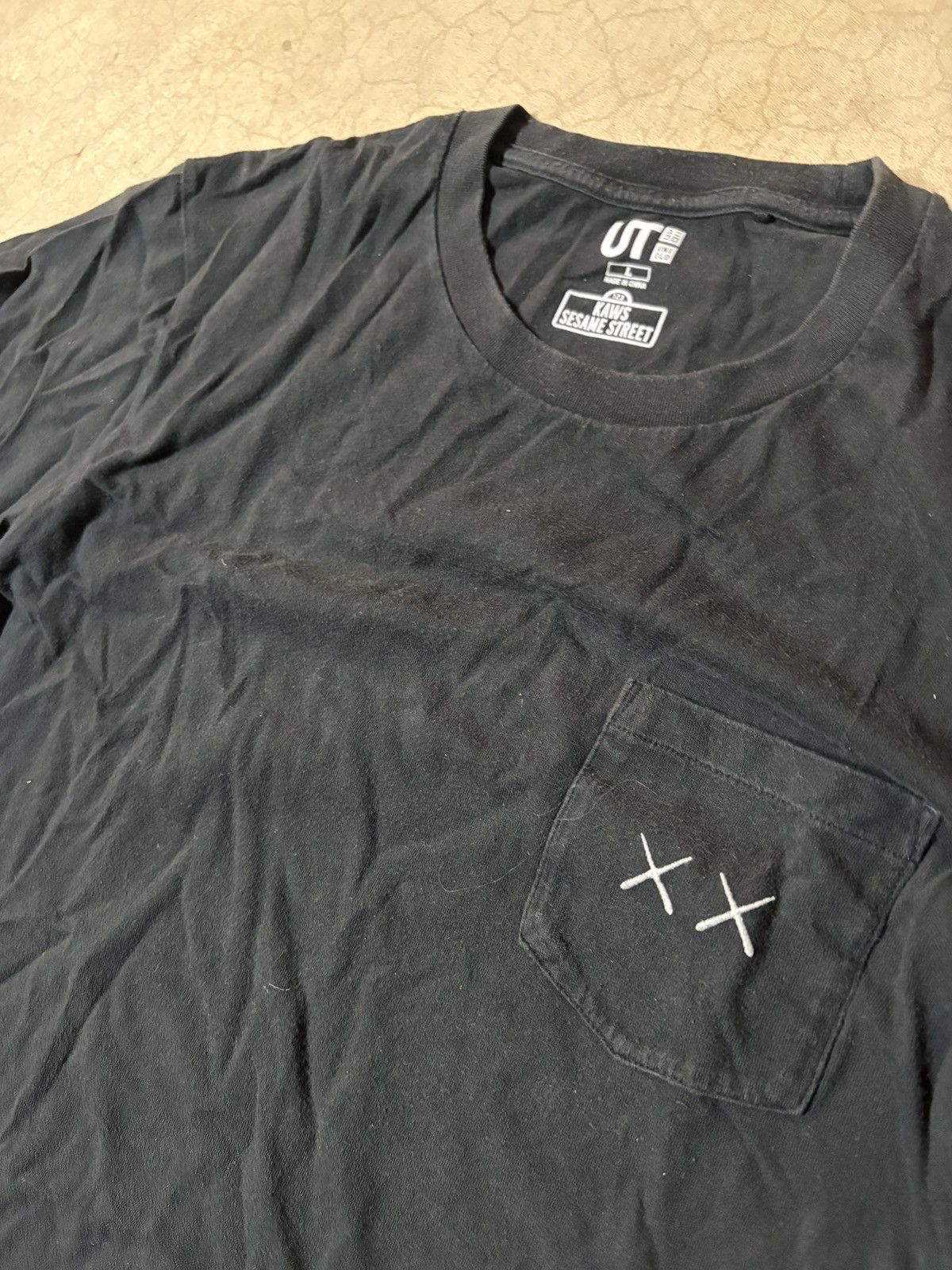 Kaws × Uniqlo Uniqlo x Kaws x Sesame Street Black Pocket Tee T-Shirt Size US M / EU 48-50 / 2 - 2 Thumbnail