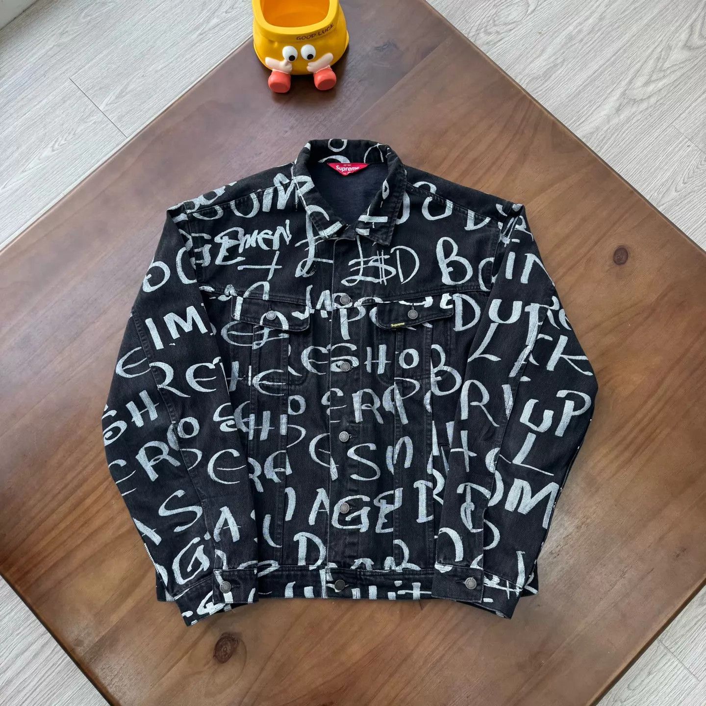 Supreme Supreme Logo Print Black & White Denim Jacket Size US XL / EU 56 / 4 - 1 Thumbnail