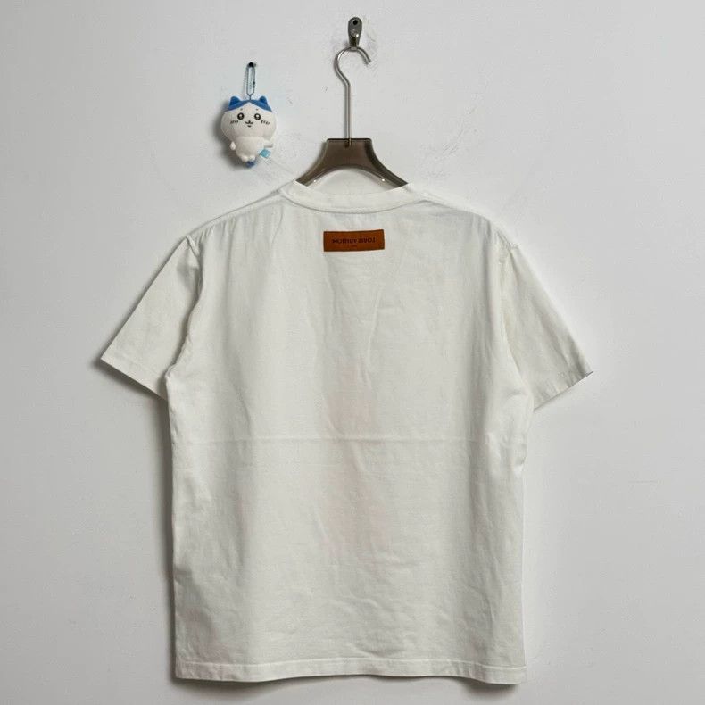 Louis Vuitton Louis Vuitton white embossed pattern short sleeves Size US L / EU 52-54 / 3 - 3 Thumbnail