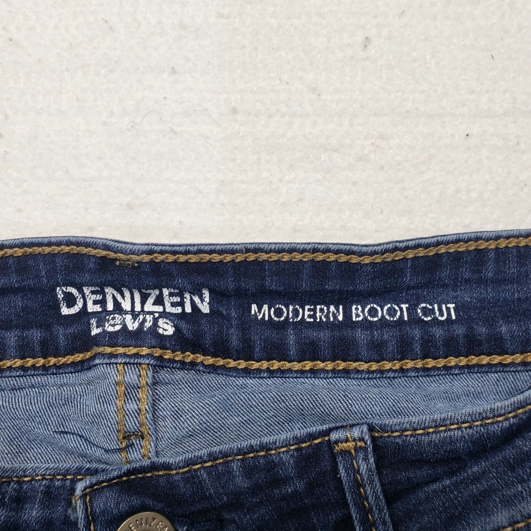 Levi's Levi's Jeans CapriMidRise Dark Wash Denim Stretch Jeans Women's 6 Capris Levi's Jeans Capri Mid Rise Dark Wash Women 6 Size 28" / US 6 / IT 42 - 2 Thumbnail