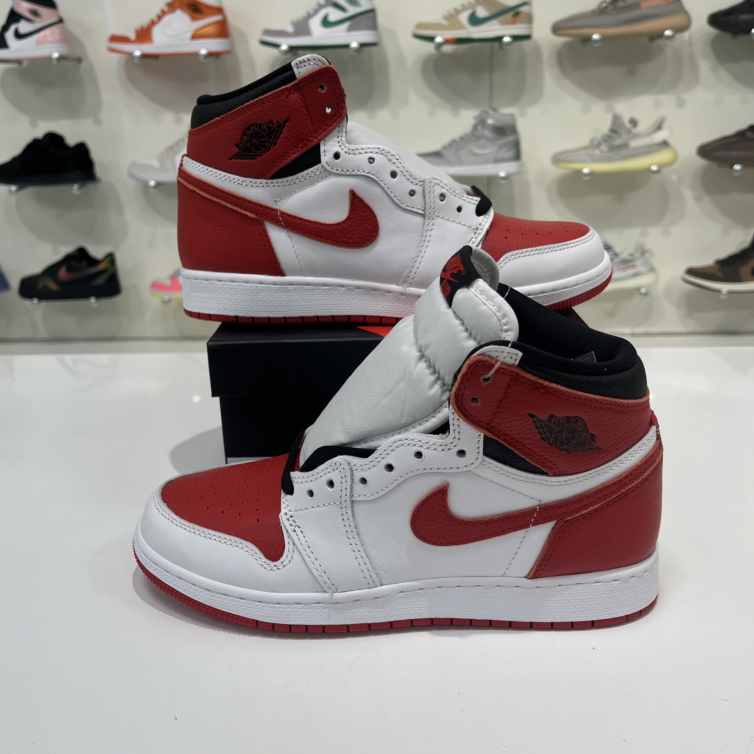 Nike Air Jrdan 1 Retro High OG Heritage Size US 6 / EU 39 - 1 Thumbnail