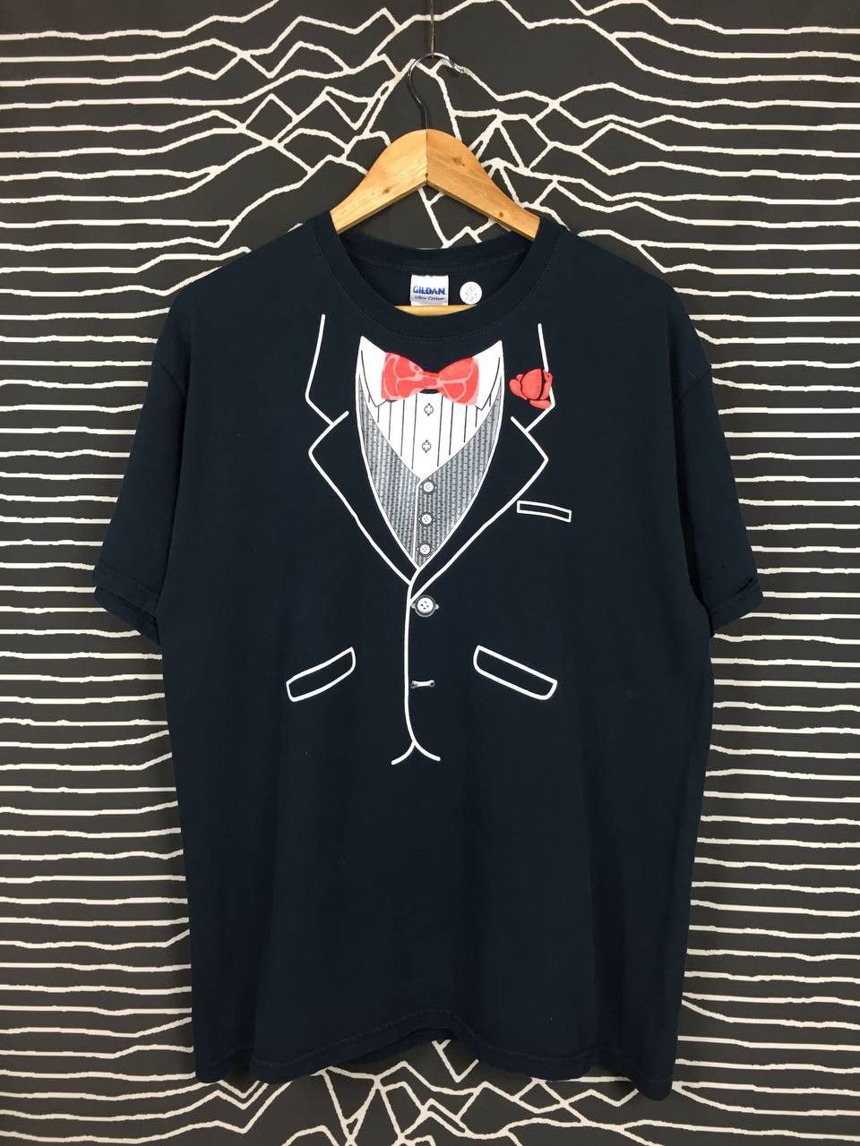 Gildan × Vintage Black Tuxedo Red Bow Tie & Red Rose Funny Party Tee Size US L / EU 52-54 / 3 - 2 Thumbnail