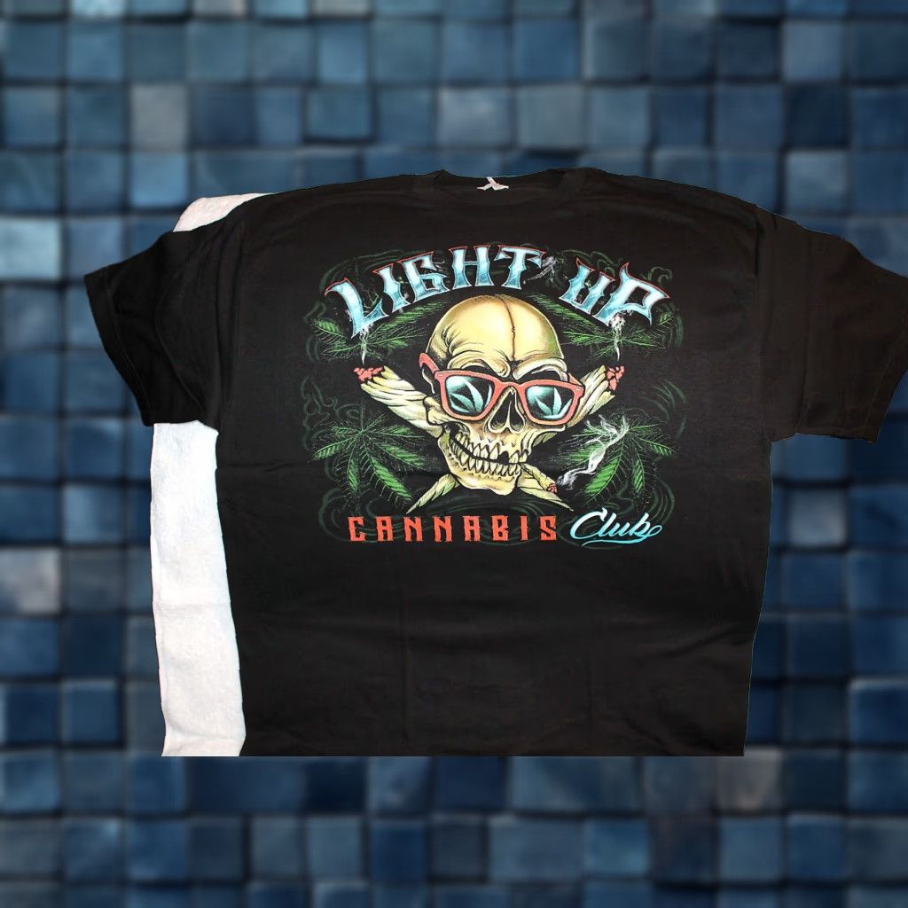 Vintage VINTAGE Skull Smoking Joint Marijuana Leaves Light Up Cannabis Club T-Shirt Men XL Black Graphic Tee Size US XL / EU 56 / 4 - 1 Thumbnail