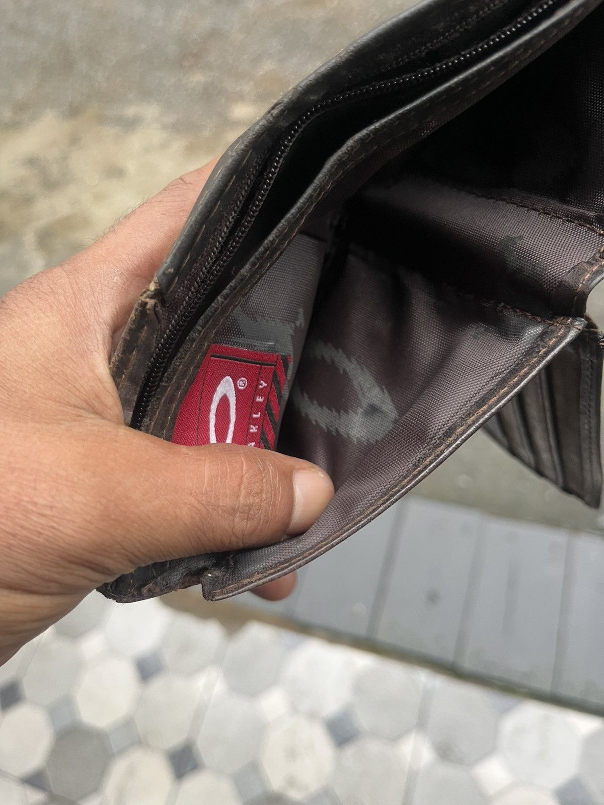 Oakley Oakley Distressed Leather Wallet Zig-Zag Stitching Vintage Size ONE SIZE - 6 Thumbnail