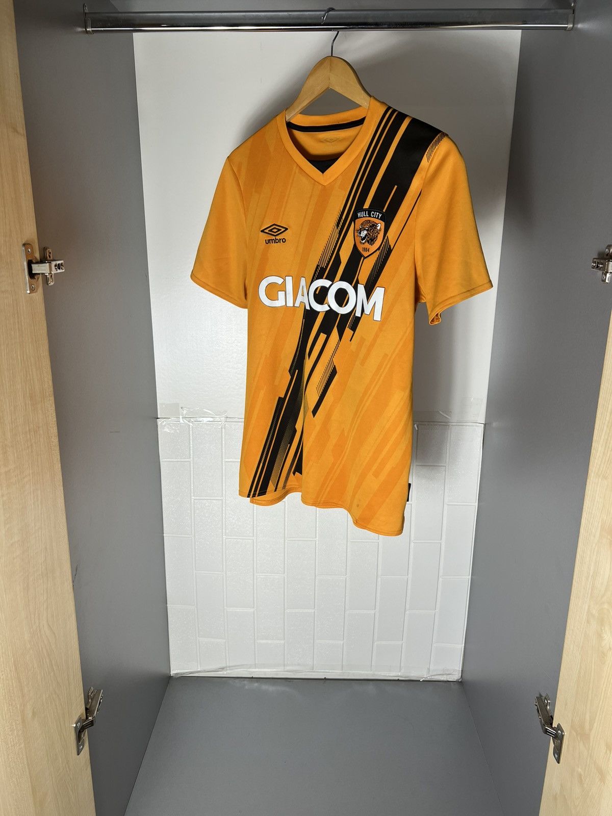 Umbro VINTAGE UMBRO FC HULL CITY ENGLAND SOCCER JERSEY RETRO Y2K Size US S / EU 44-46 / 1 - 5 Thumbnail