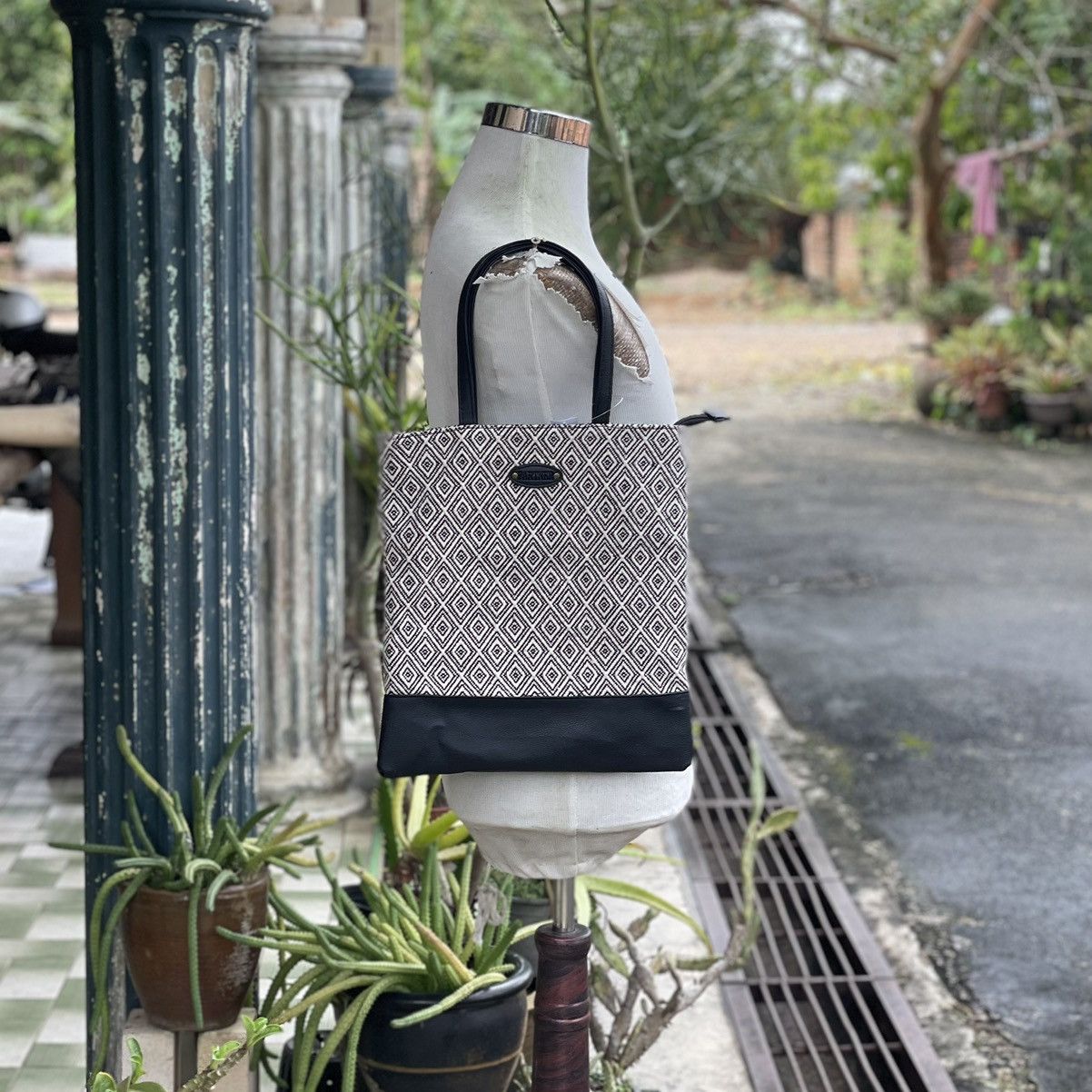 Japanese Brand × Native Black White Embroidery Textured Small Tote Size ONE SIZE - 1 Thumbnail