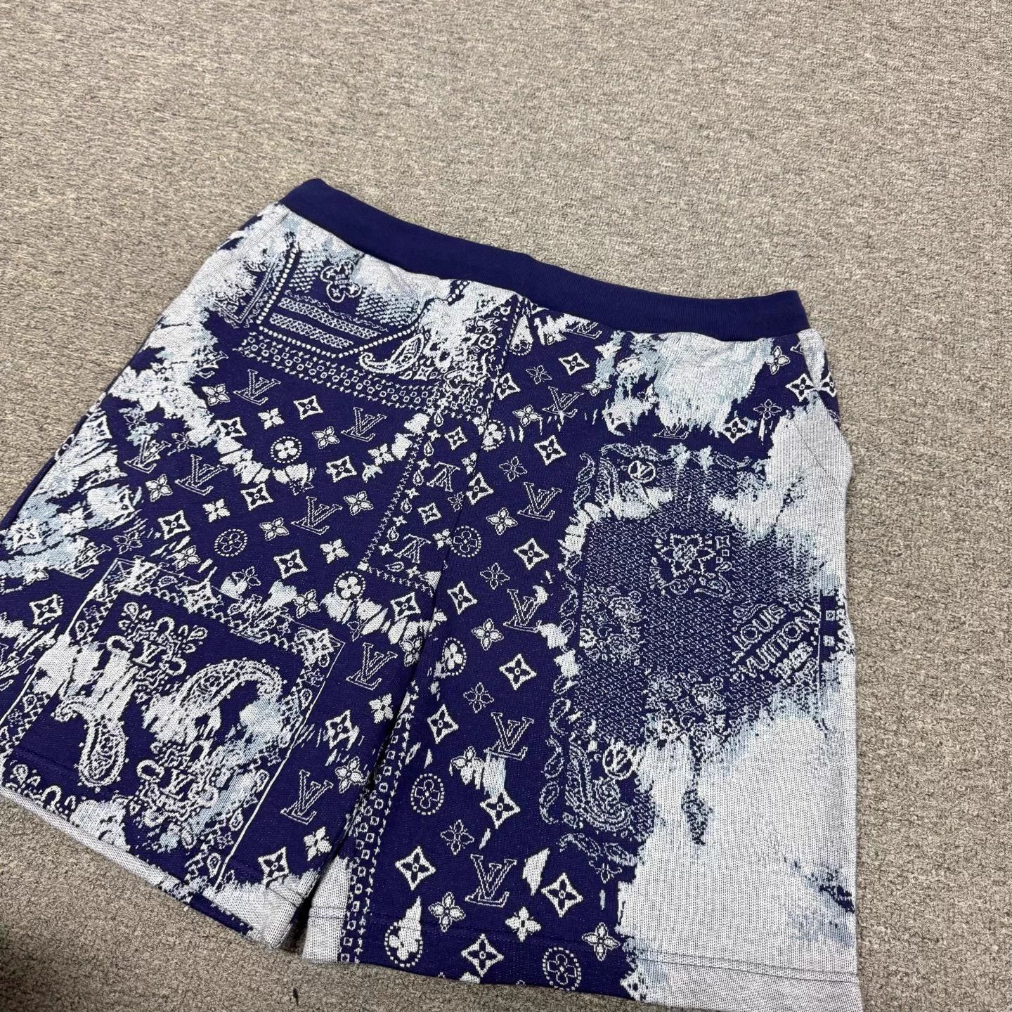 Louis Vuitton LV Monogram Camo allover knit short 5L Size US 44 / EU 60 - 4 Thumbnail