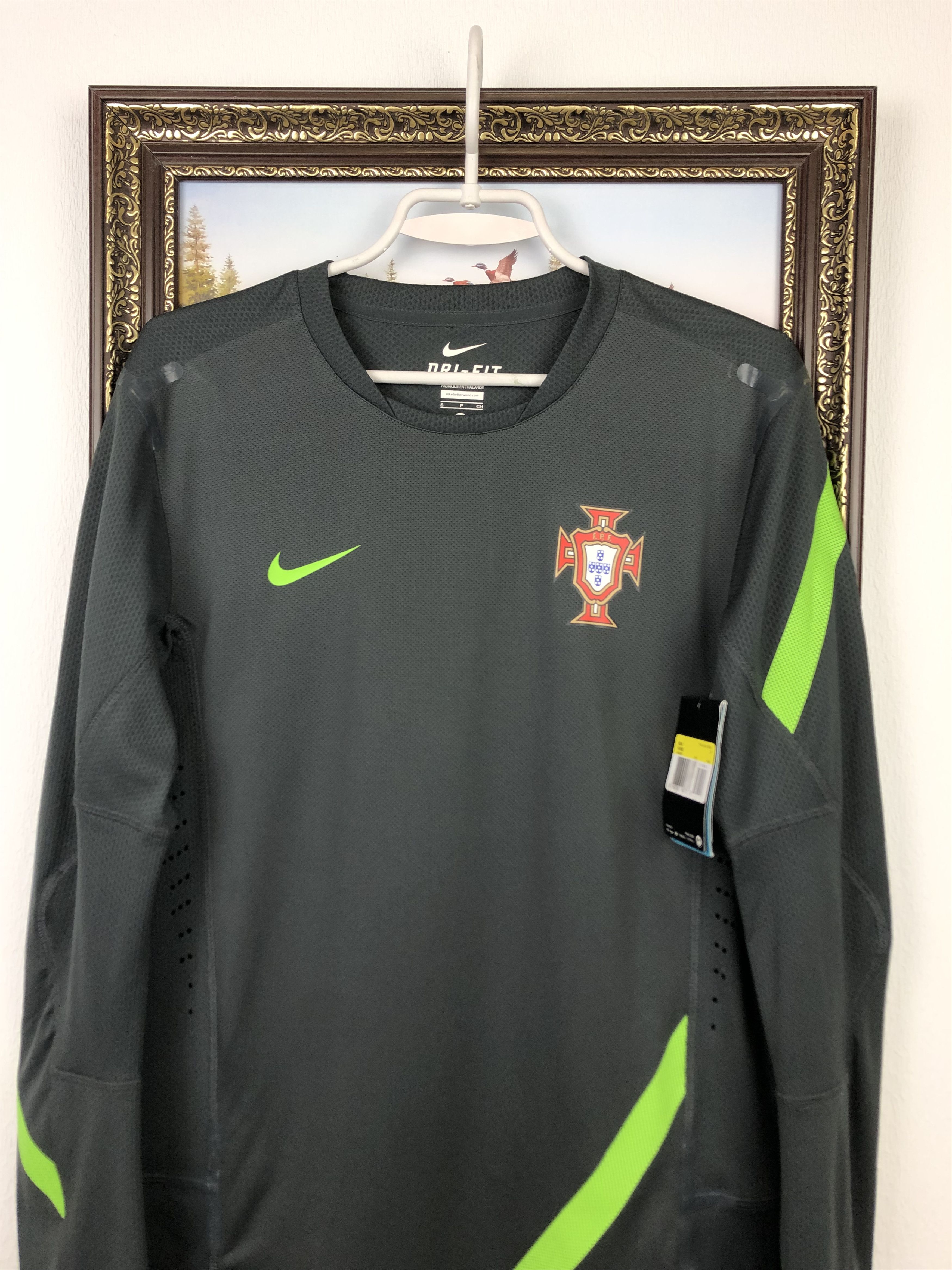 Nike Portugal shirt Long Sleeve Player Issue New World Cup Size US S / EU 44-46 / 1 - 2 Thumbnail