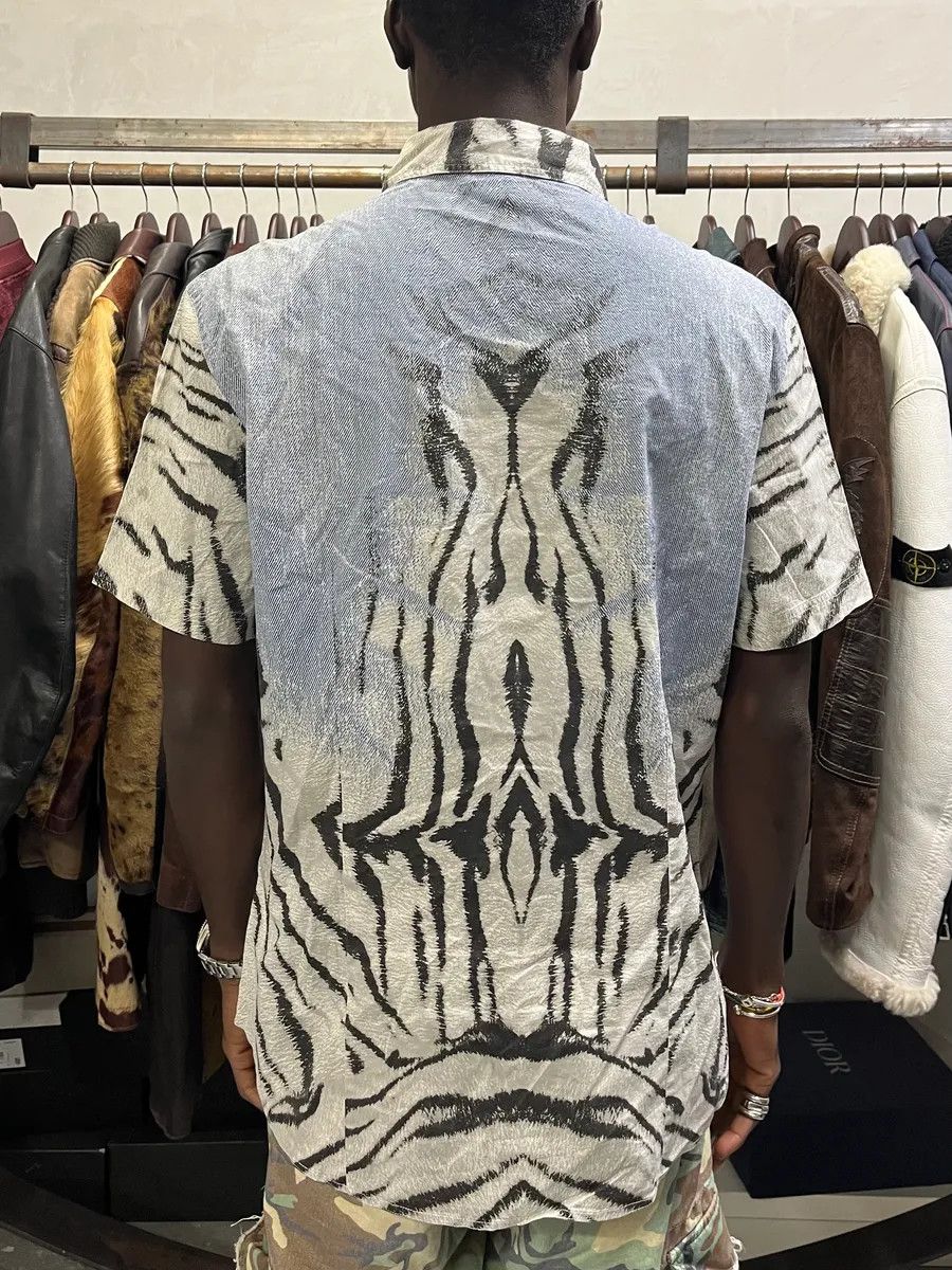Roberto Cavalli 2000s Cavalli Blue & White Safari Zebra Short Sleeves Shirt Size US S / EU 44-46 / 1 - 3 Thumbnail