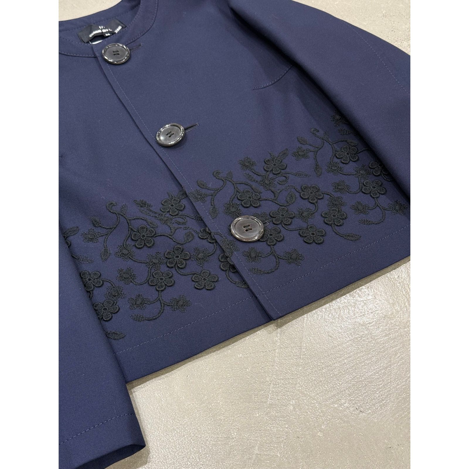 Comme des Garcons Comme des Garçons flower embroidery cropped jacket Size US M / EU 48-50 / 2 - 3 Thumbnail