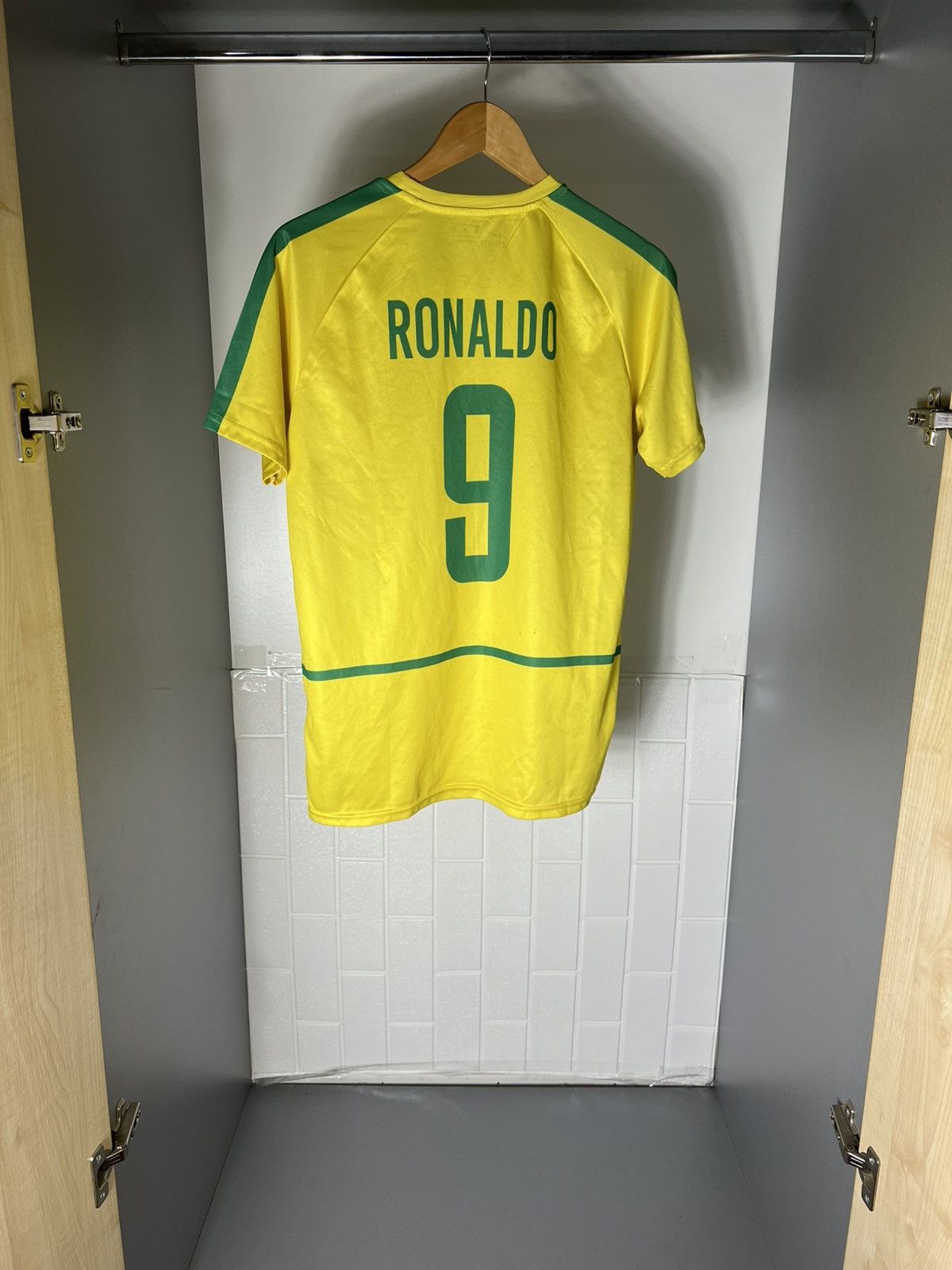 Vintage VERY RARE BRAZIL RETRO SOCCER JERSEY RONALDO BLOKE Y2K 90s Size US M / EU 48-50 / 2 - 23 Thumbnail
