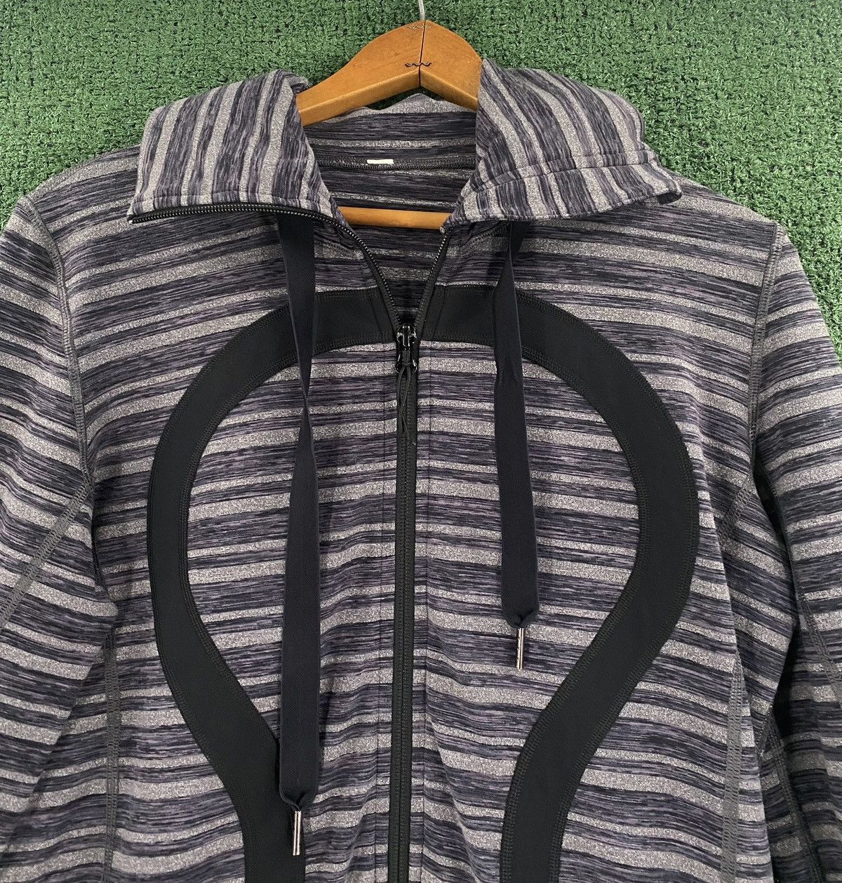 Lululemon Lululemon Stride Grey Stripe Jacket Women’s Size 10 Size L / US 10 / IT 46 - 2 Thumbnail