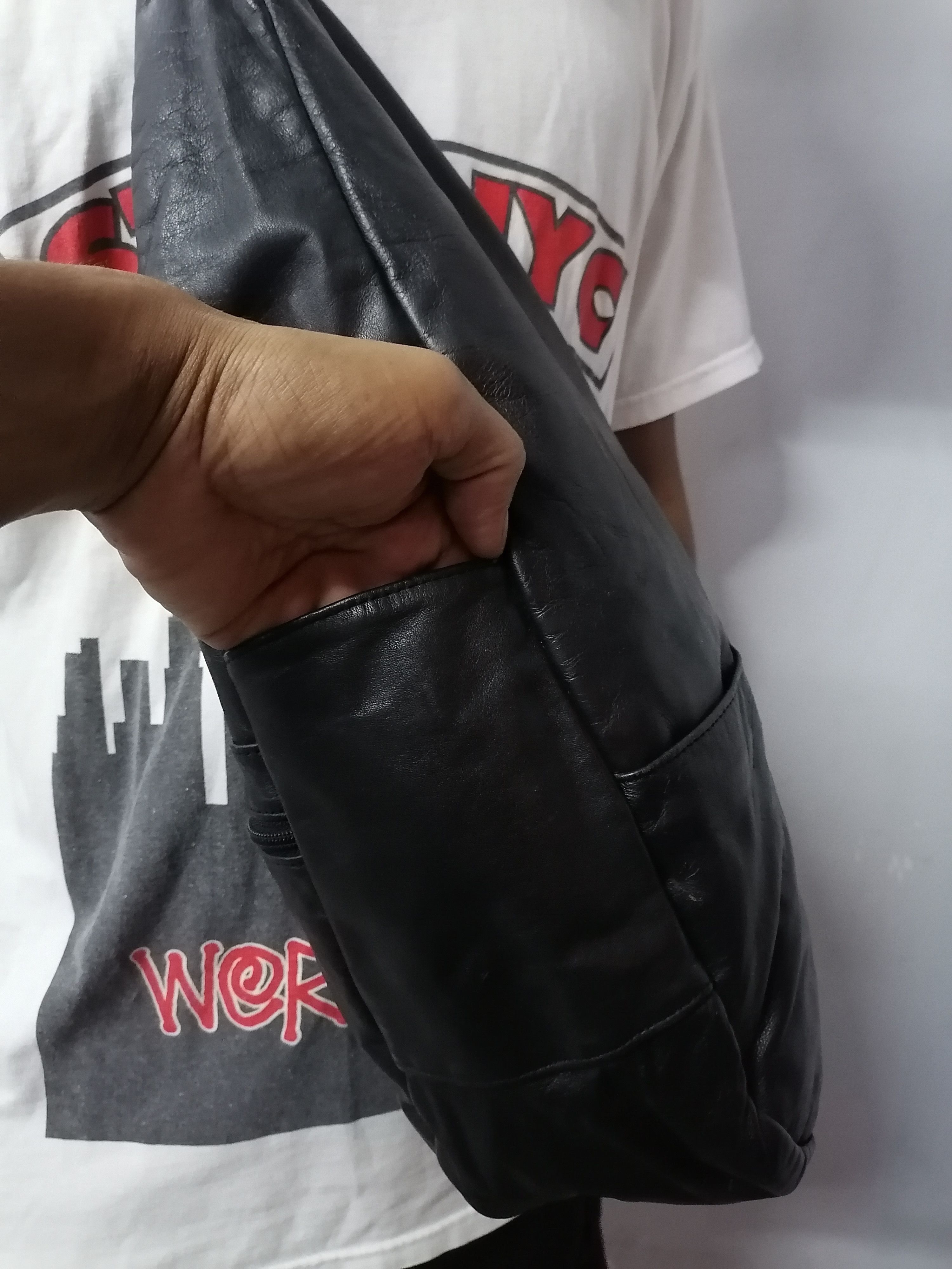 Genuine Leather × Vintage Vintage Black Leather Healthy Crossbody Bag Size ONE SIZE - 5 Thumbnail