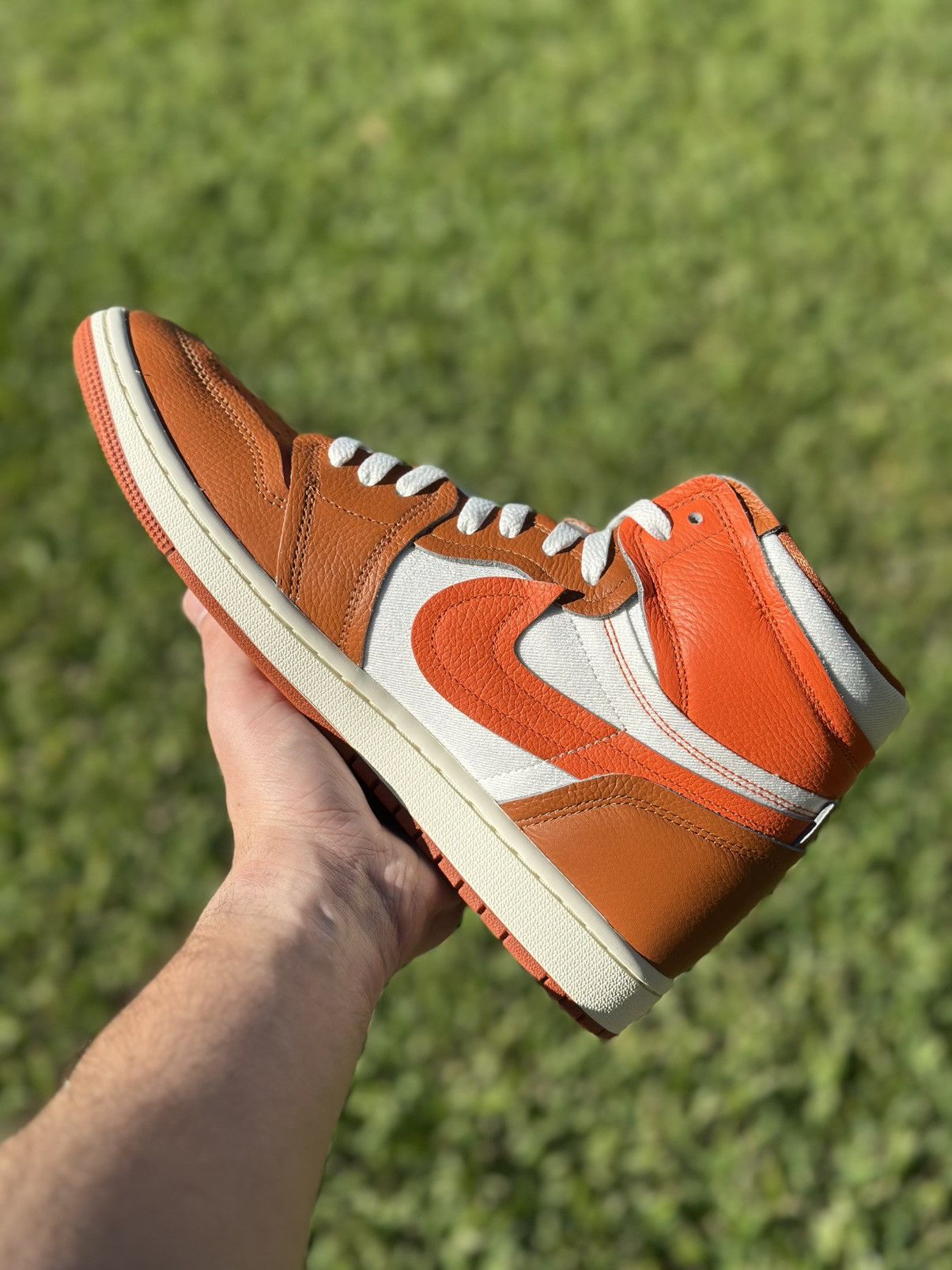 Jordan Brand Nike Air Jordan 1 High Desert Orange FB9891800 Size 11W/9.5M Size US 11 / IT 41 - 4 Thumbnail