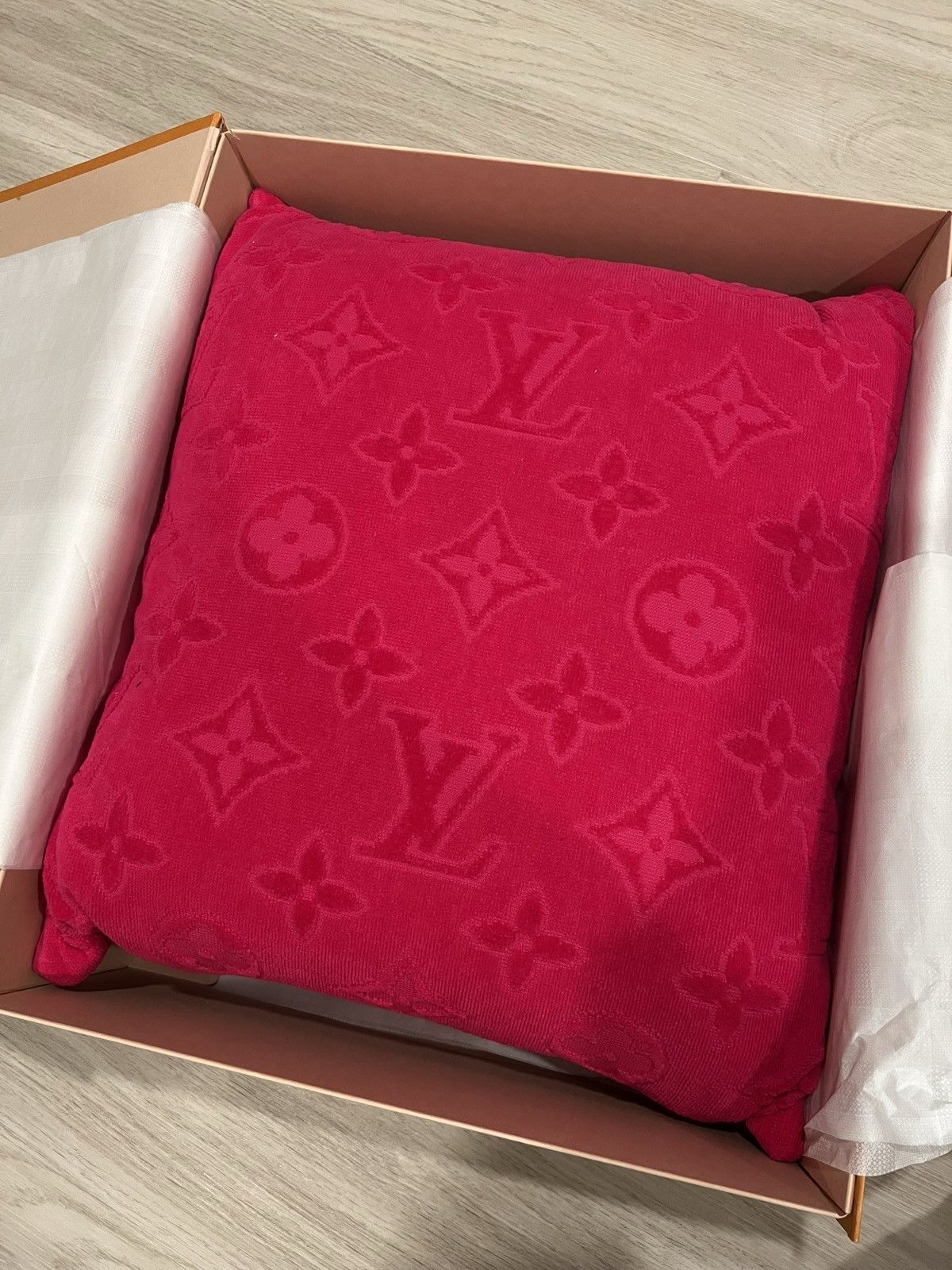 Louis Vuitton Louis Vuitton LVacation Beach Pillow Size ONE SIZE - 2 Thumbnail