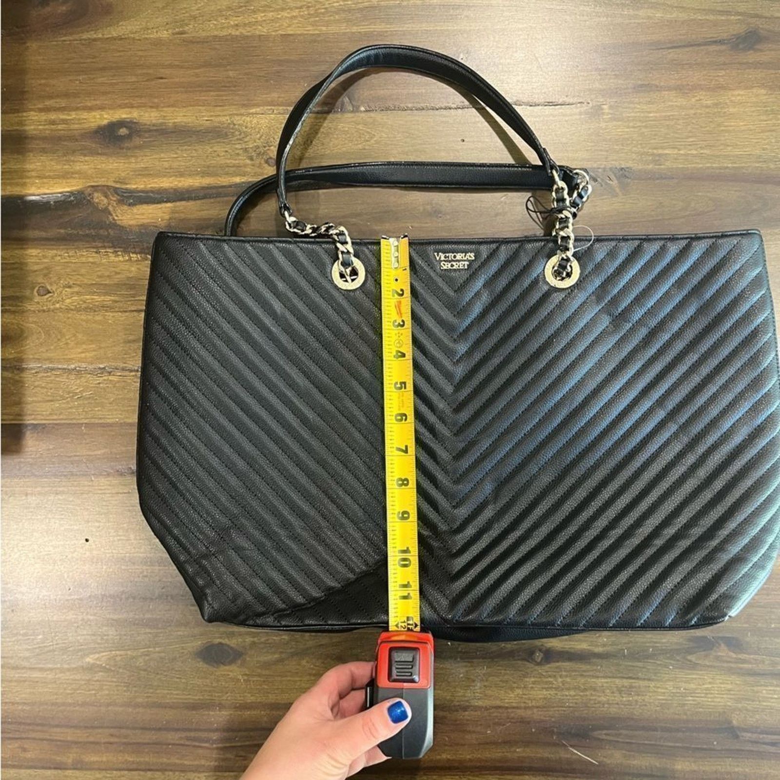 Victoria's Secret NWOT Victoria's Secret Pebbled V-Quilt Everything Tote Black Size ONE SIZE - 8 Thumbnail