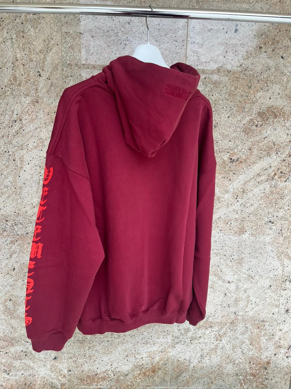 Vetements Anarchy Gothic Logo Hoodie in Bordeaux Size US L / EU 52-54 / 3 - 18 Thumbnail