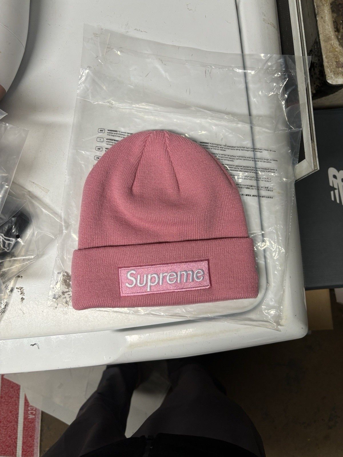 Supreme×New Era Box Logo Beanie ダスティーピンク Supreme New Era Box Logo Beanie (FW24) Dusty Pink - FW24 - US