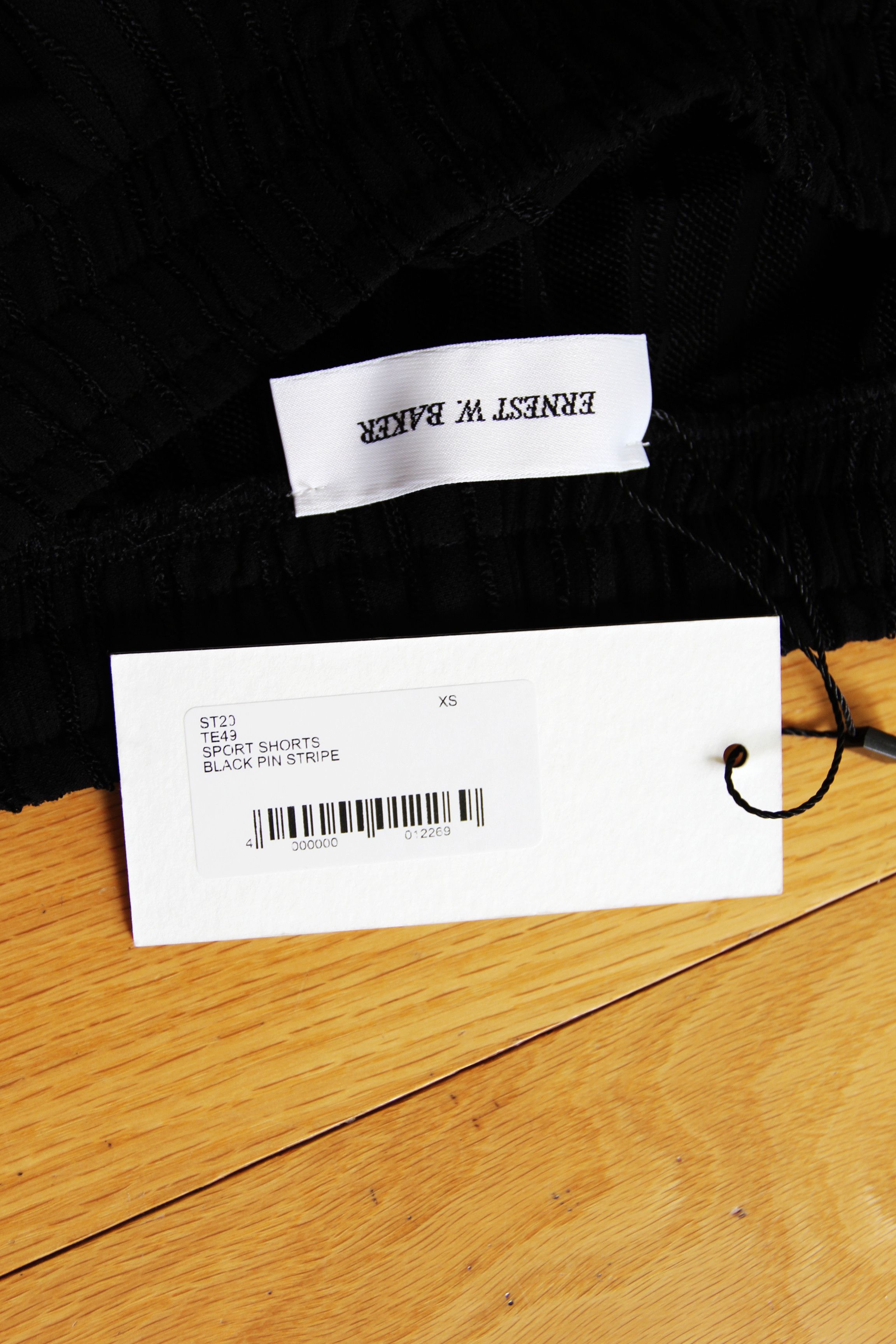 Ernest W. Baker BNWT SS25 ERNEST W. BAKER PIN STRIPE SPORT SHORTS XS Size US 28 / EU 44 - 8 Thumbnail