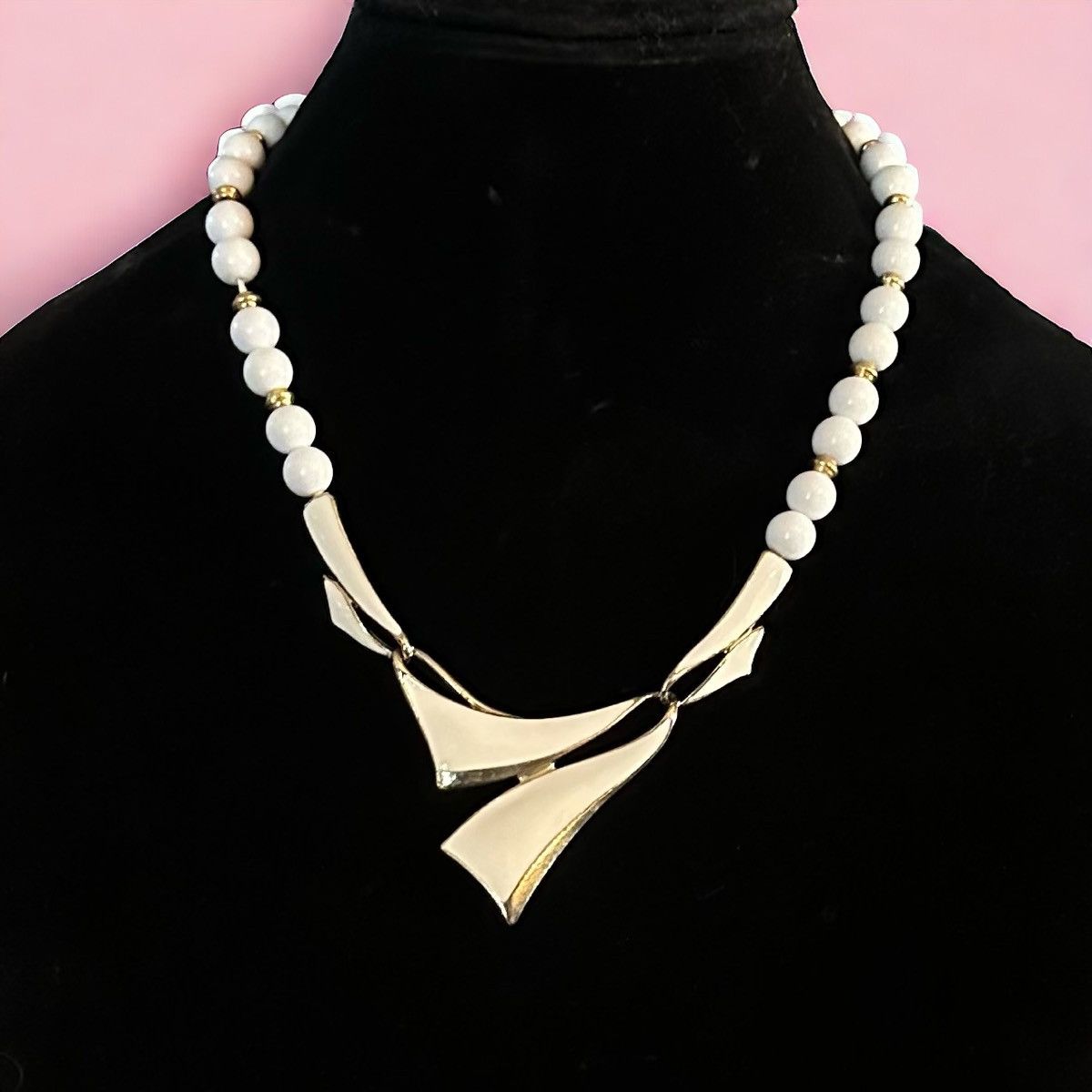 Vintage Vintage modern abstract white and cream bead necklace Size ONE SIZE - 1 Thumbnail