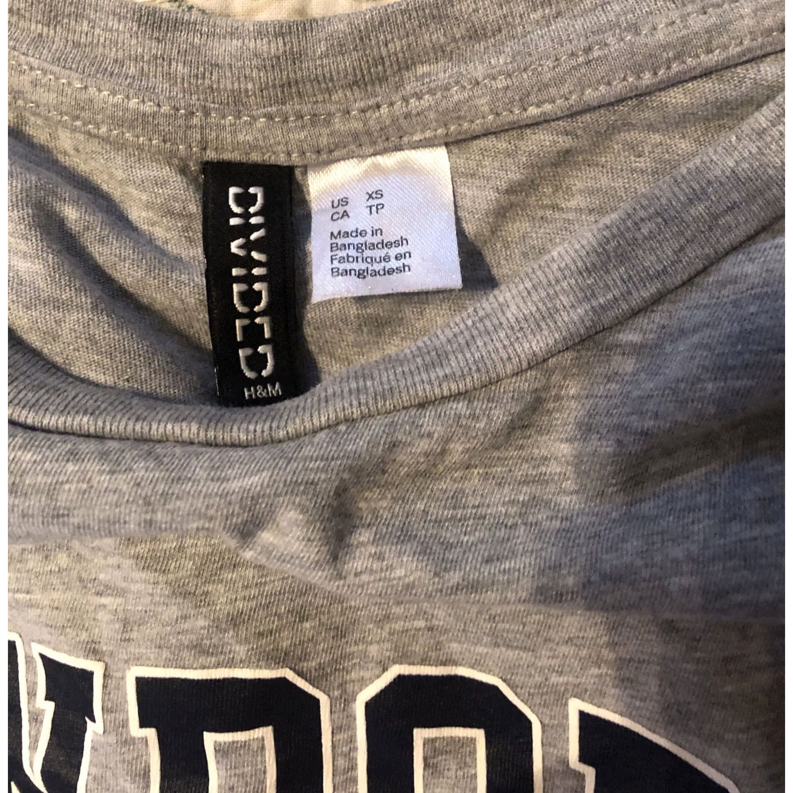 H&M VINTAGE? No. DIVIDED H&M CROP TOP T Shirt Gray Newport Rhode Island Logo XS Women Crop Short Sleeve Pullover Scoop Neck Casual All Seasons Regular Size XS / US 0-2 / IT 36-38 - 4 Thumbnail