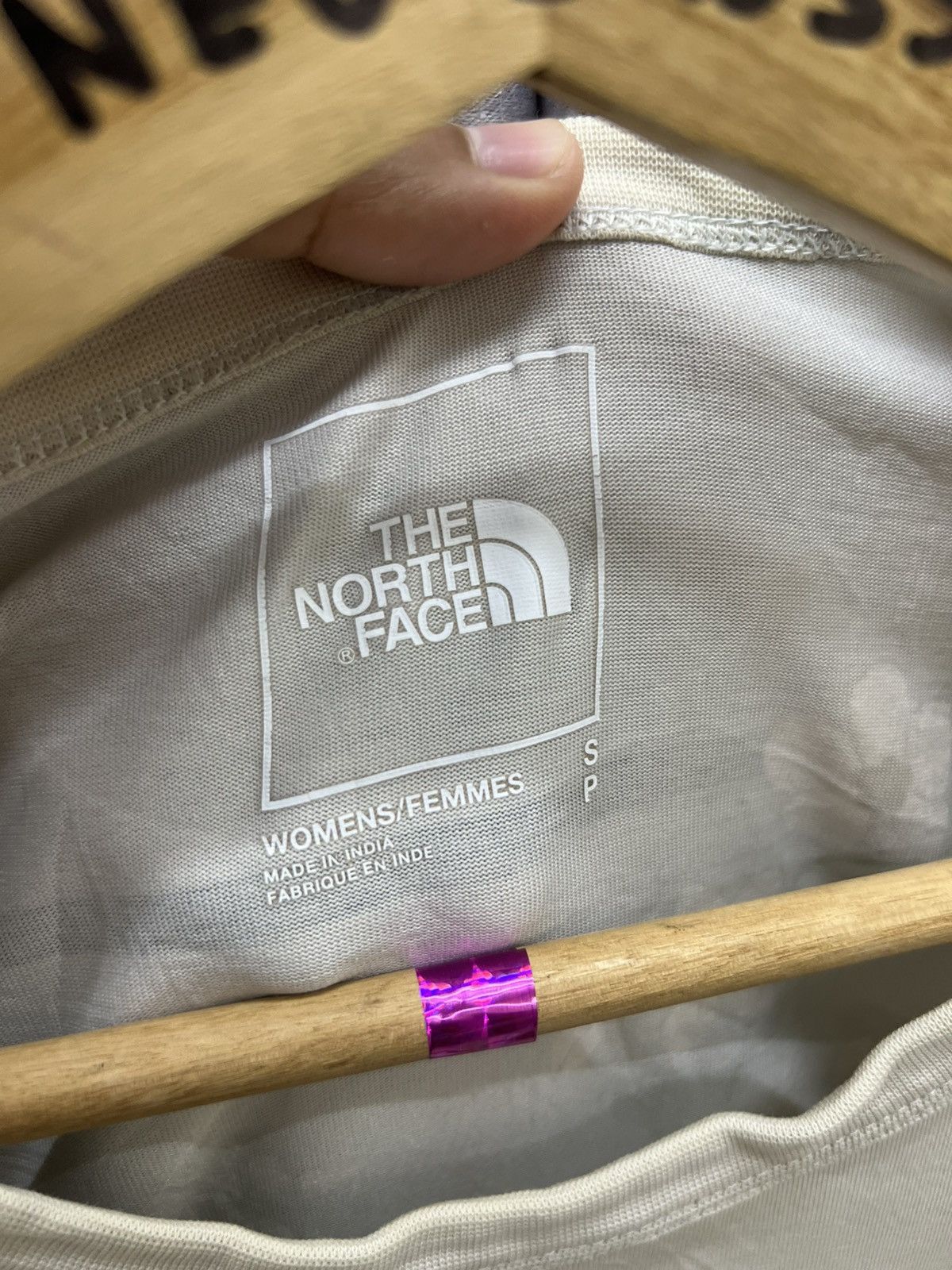 The North Face THE NORTH FACE THRASHED PAINTED FLORA LONG SLEEVE TE Size S / US 4 / IT 40 - 9 Thumbnail